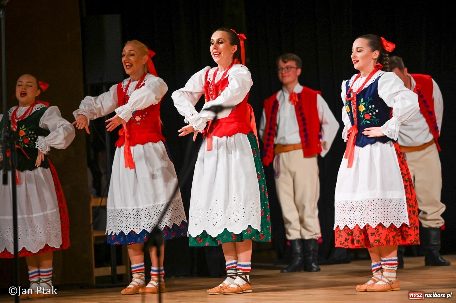 Zdjęcie w galerii na portalu naszraciborz.pl: Taneczna podróż przez siedem regionów Polski na deskach RCK wiadomości z regionu