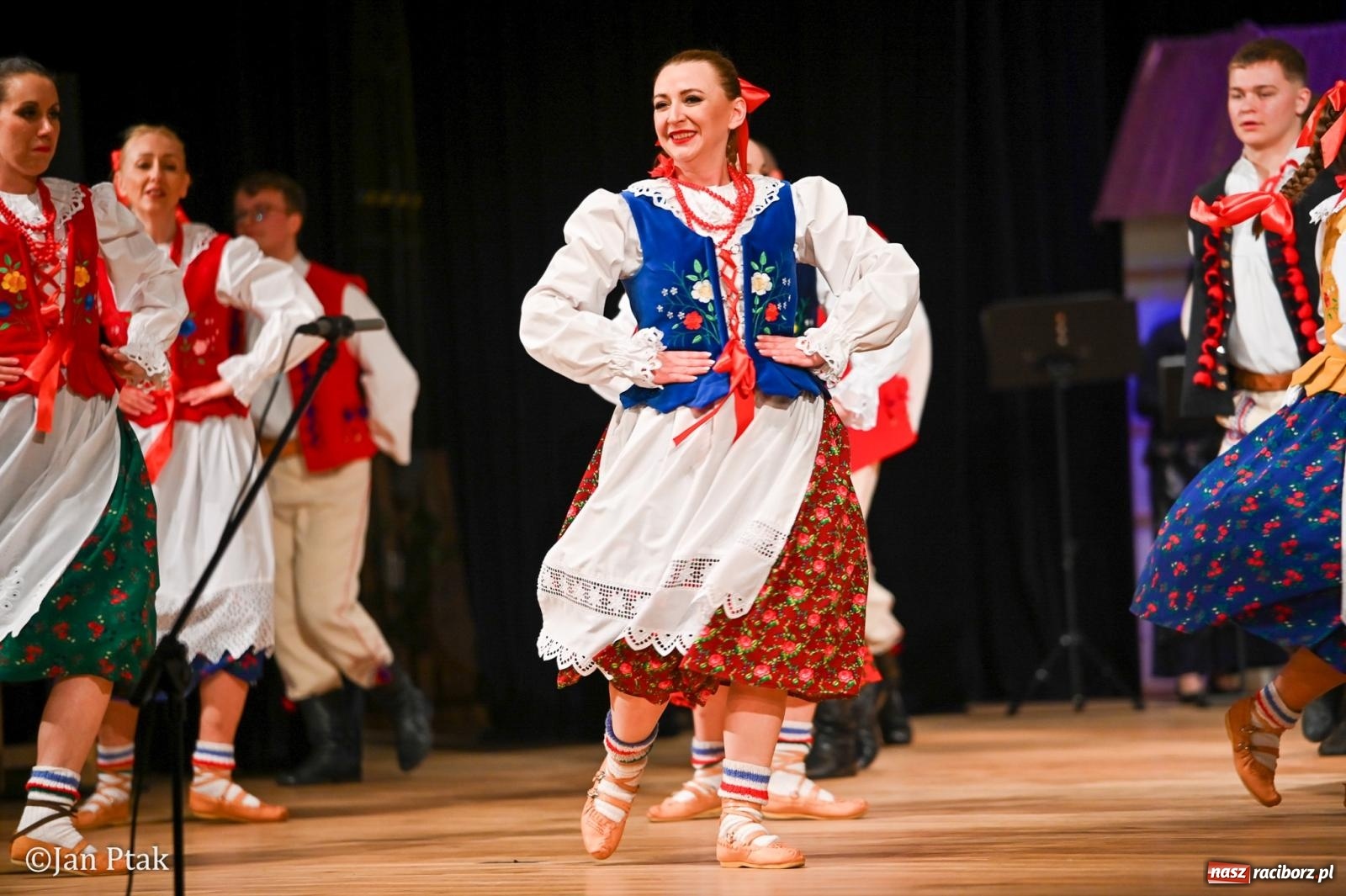 Zdjęcie w galerii na portalu naszraciborz.pl: Taneczna podróż przez siedem regionów Polski na deskach RCK wiadomości z regionu