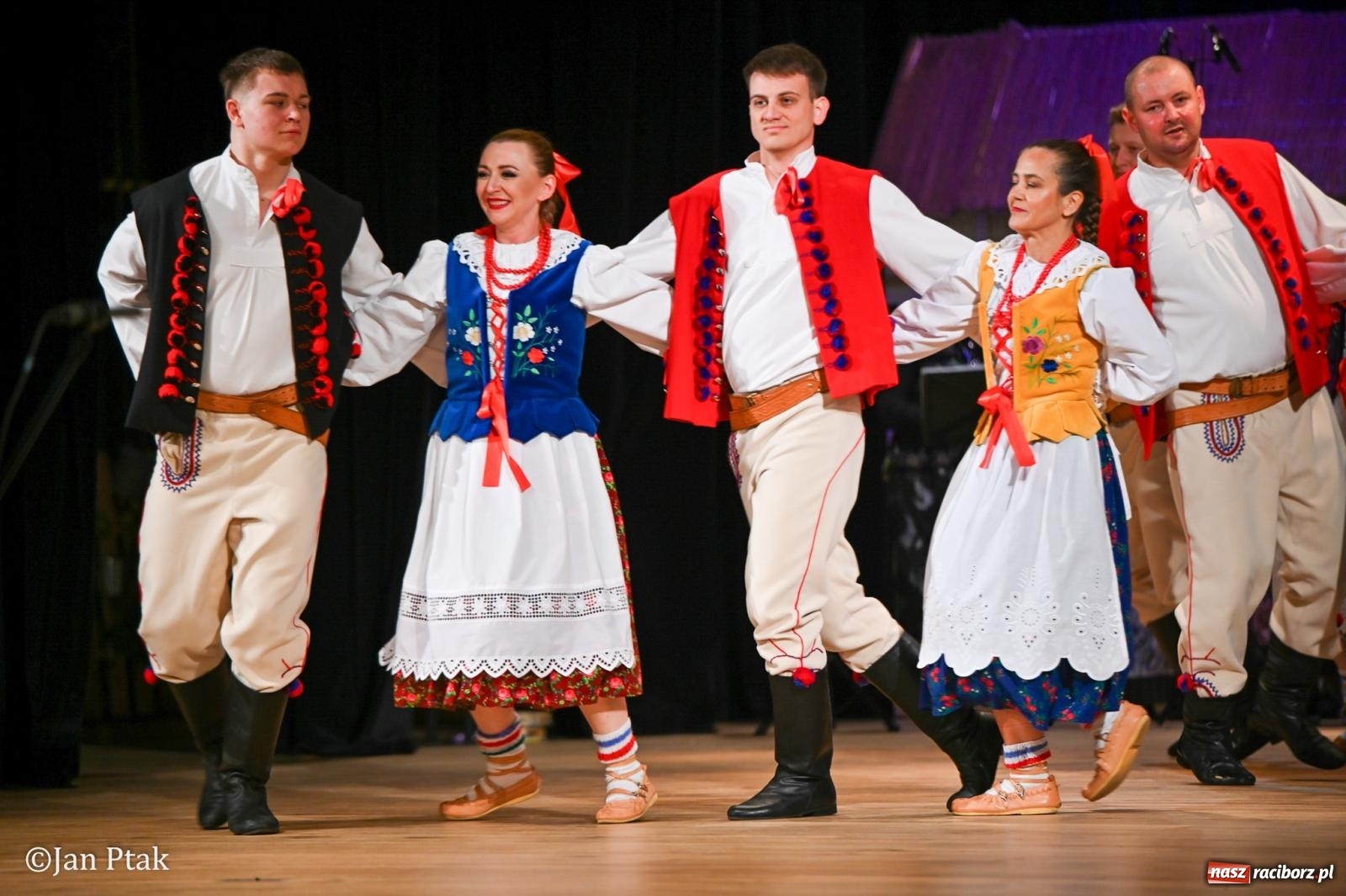 Zdjęcie w galerii na portalu naszraciborz.pl: Taneczna podróż przez siedem regionów Polski na deskach RCK wiadomości z regionu