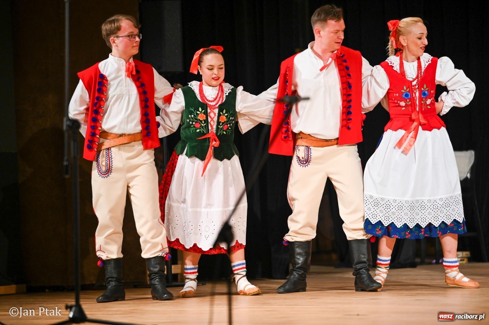 Zdjęcie w galerii na portalu naszraciborz.pl: Taneczna podróż przez siedem regionów Polski na deskach RCK wiadomości z regionu
