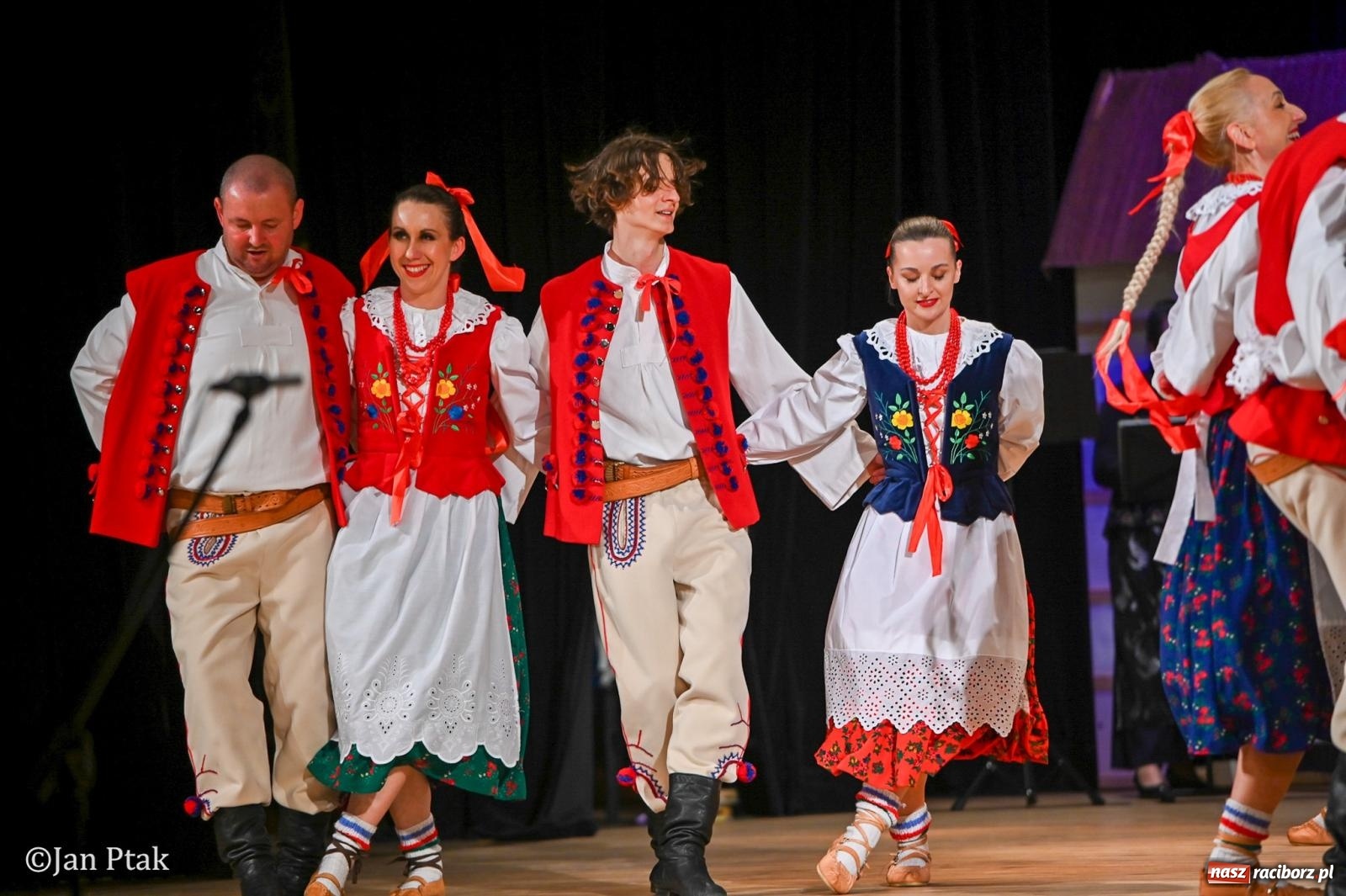 Zdjęcie w galerii na portalu naszraciborz.pl: Taneczna podróż przez siedem regionów Polski na deskach RCK wiadomości z regionu