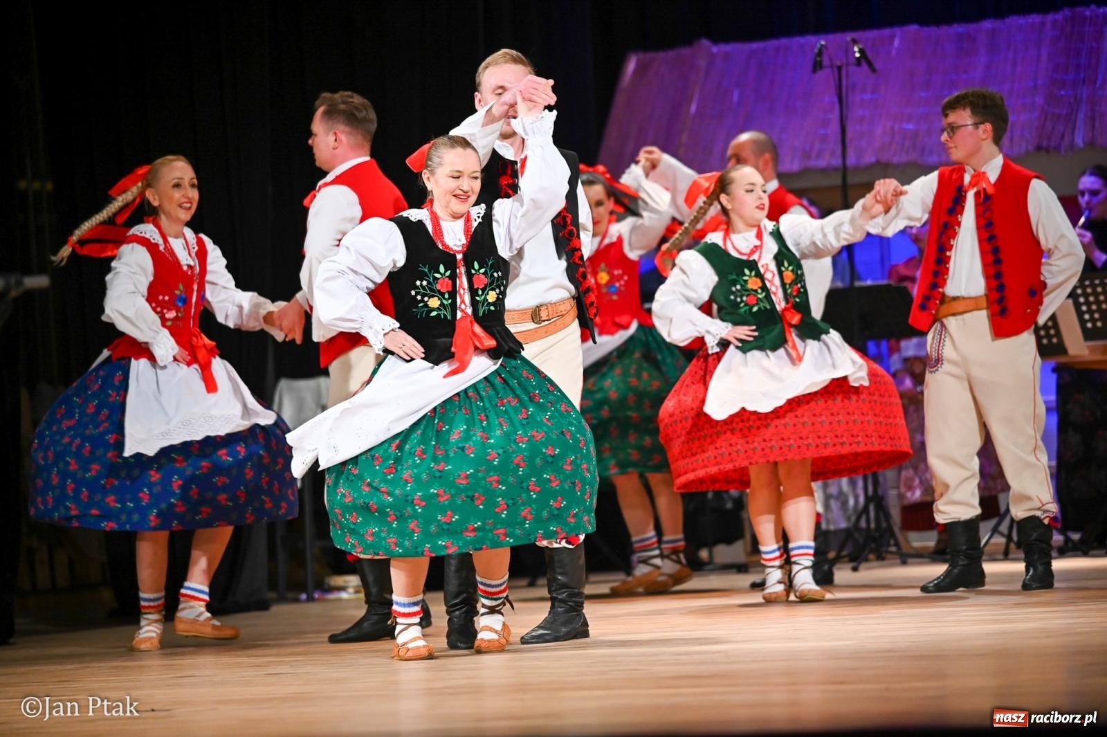 Zdjęcie w galerii na portalu naszraciborz.pl: Taneczna podróż przez siedem regionów Polski na deskach RCK wiadomości z regionu
