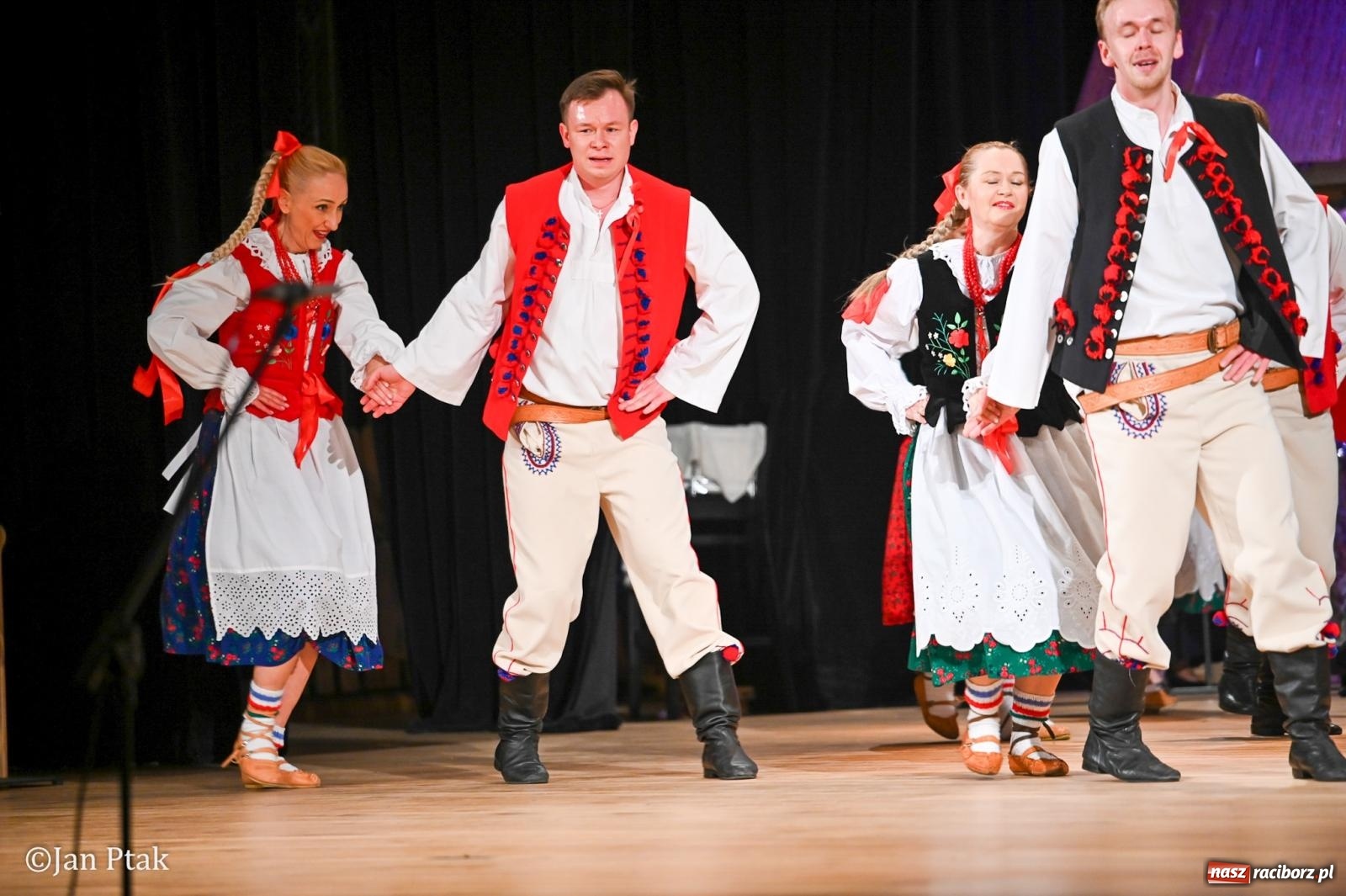 Zdjęcie w galerii na portalu naszraciborz.pl: Taneczna podróż przez siedem regionów Polski na deskach RCK wiadomości z regionu