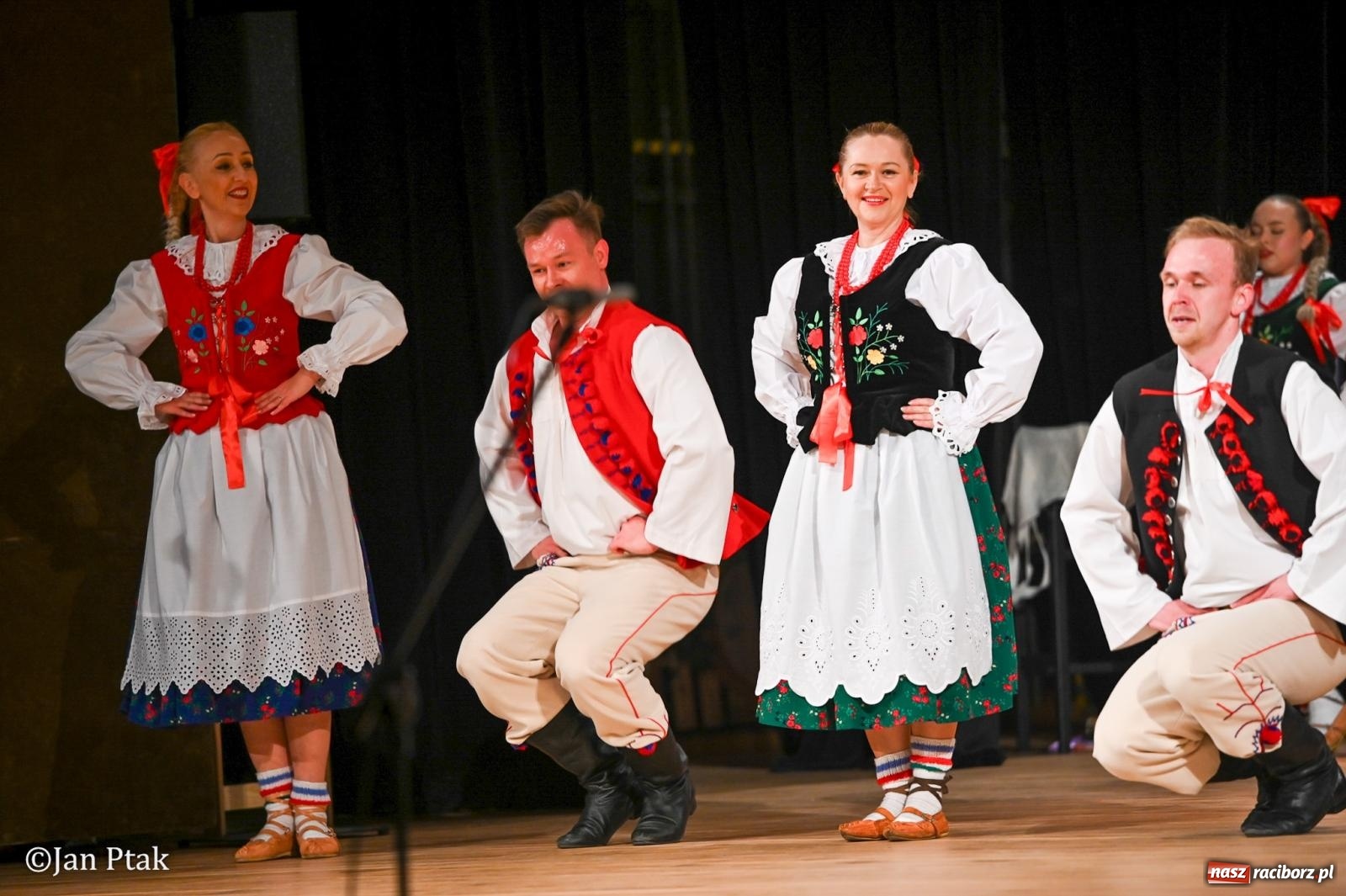Zdjęcie w galerii na portalu naszraciborz.pl: Taneczna podróż przez siedem regionów Polski na deskach RCK wiadomości z regionu