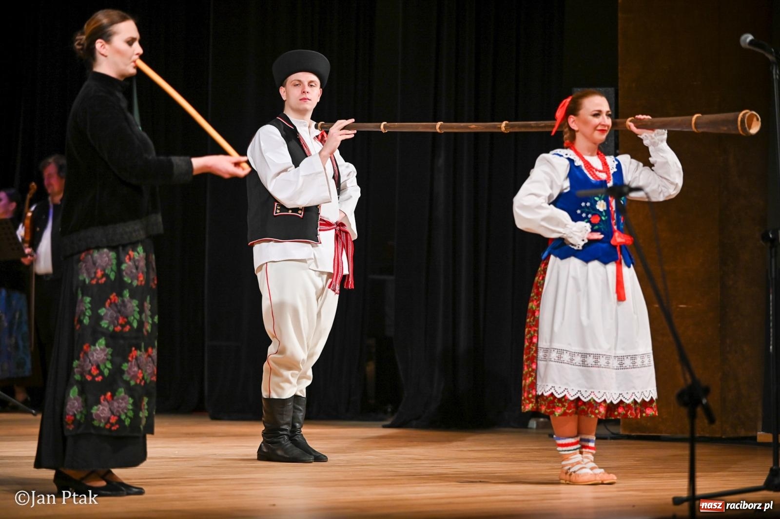 Zdjęcie w galerii na portalu naszraciborz.pl: Taneczna podróż przez siedem regionów Polski na deskach RCK wiadomości z regionu