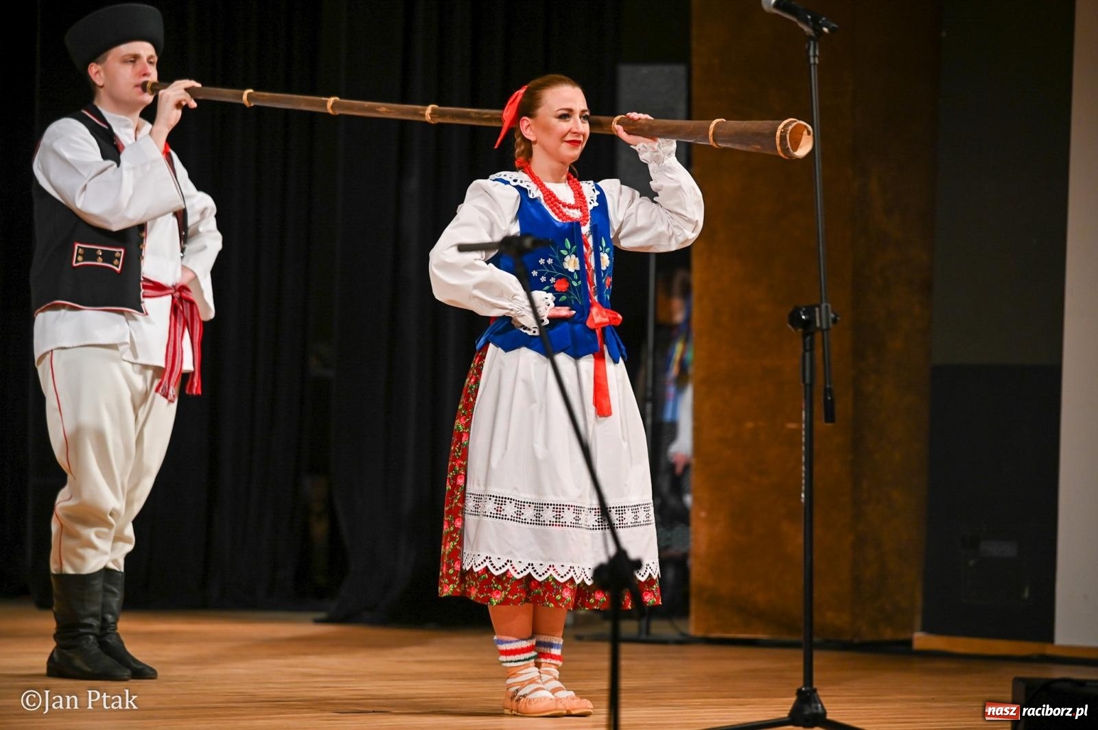 Zdjęcie w galerii na portalu naszraciborz.pl: Taneczna podróż przez siedem regionów Polski na deskach RCK wiadomości z regionu
