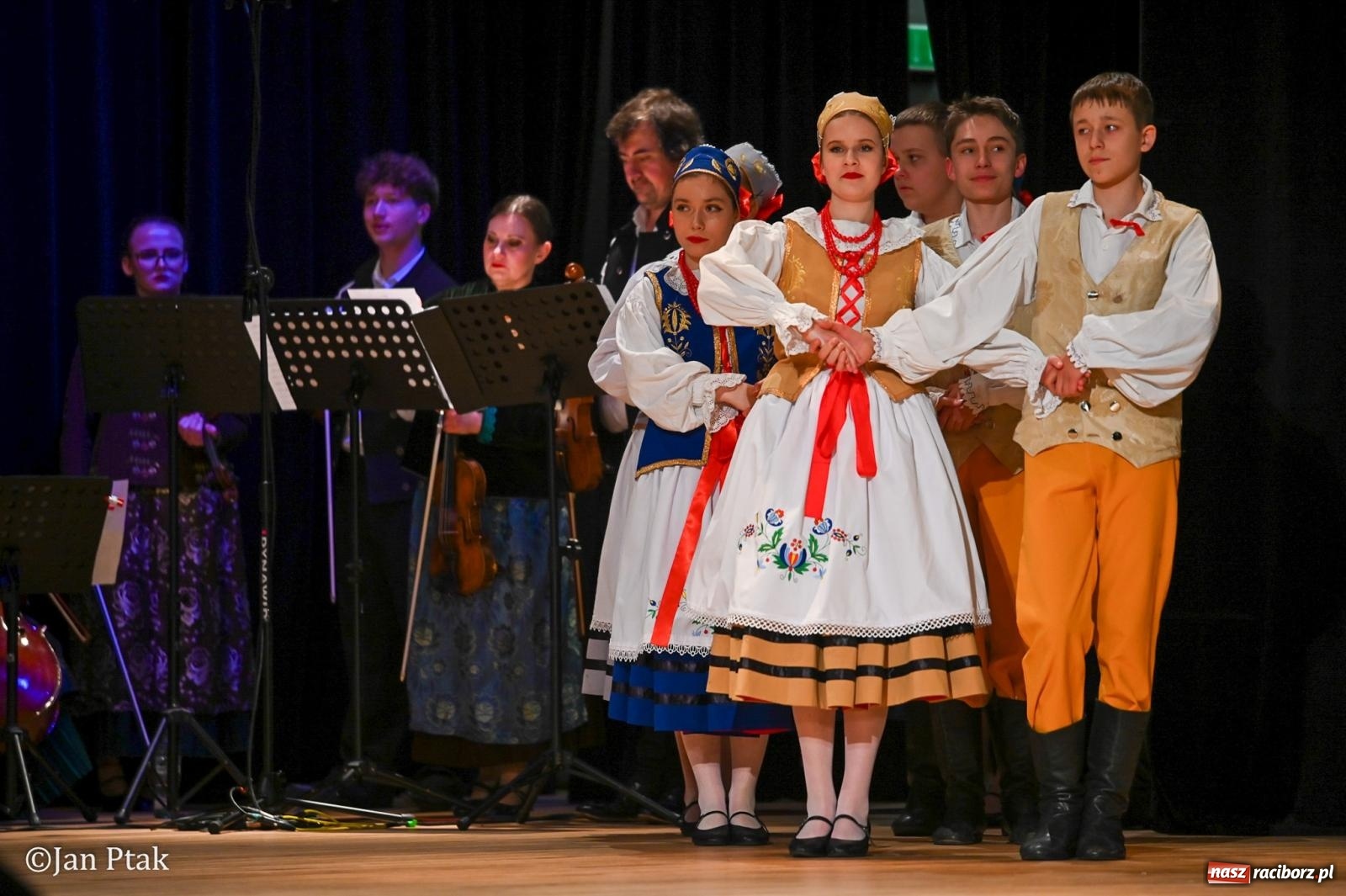 Zdjęcie w galerii na portalu naszraciborz.pl: Taneczna podróż przez siedem regionów Polski na deskach RCK wiadomości z regionu