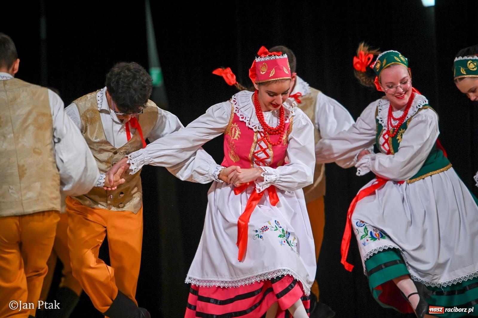 Zdjęcie w galerii na portalu naszraciborz.pl: Taneczna podróż przez siedem regionów Polski na deskach RCK wiadomości z regionu