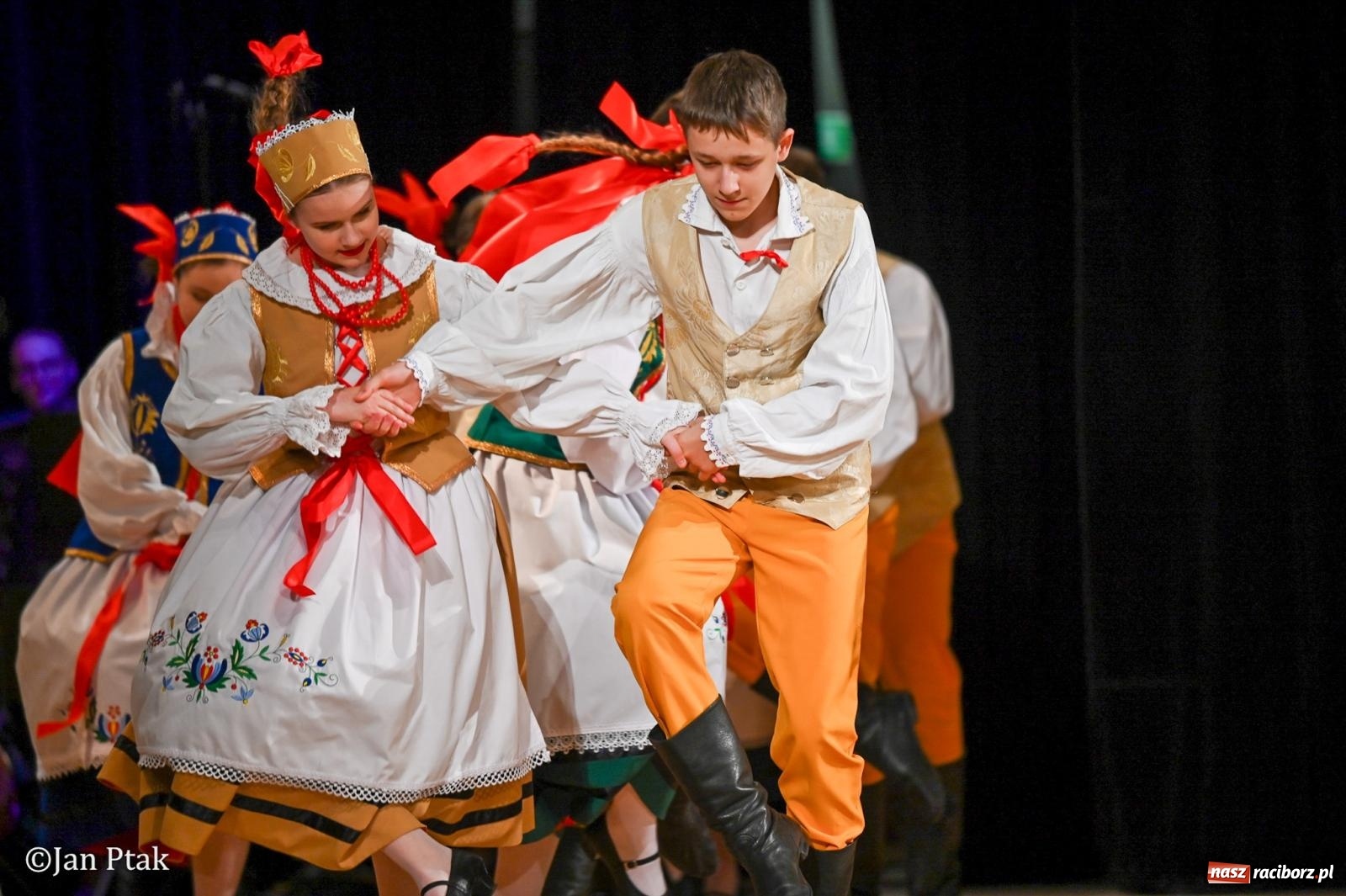 Zdjęcie w galerii na portalu naszraciborz.pl: Taneczna podróż przez siedem regionów Polski na deskach RCK wiadomości z regionu