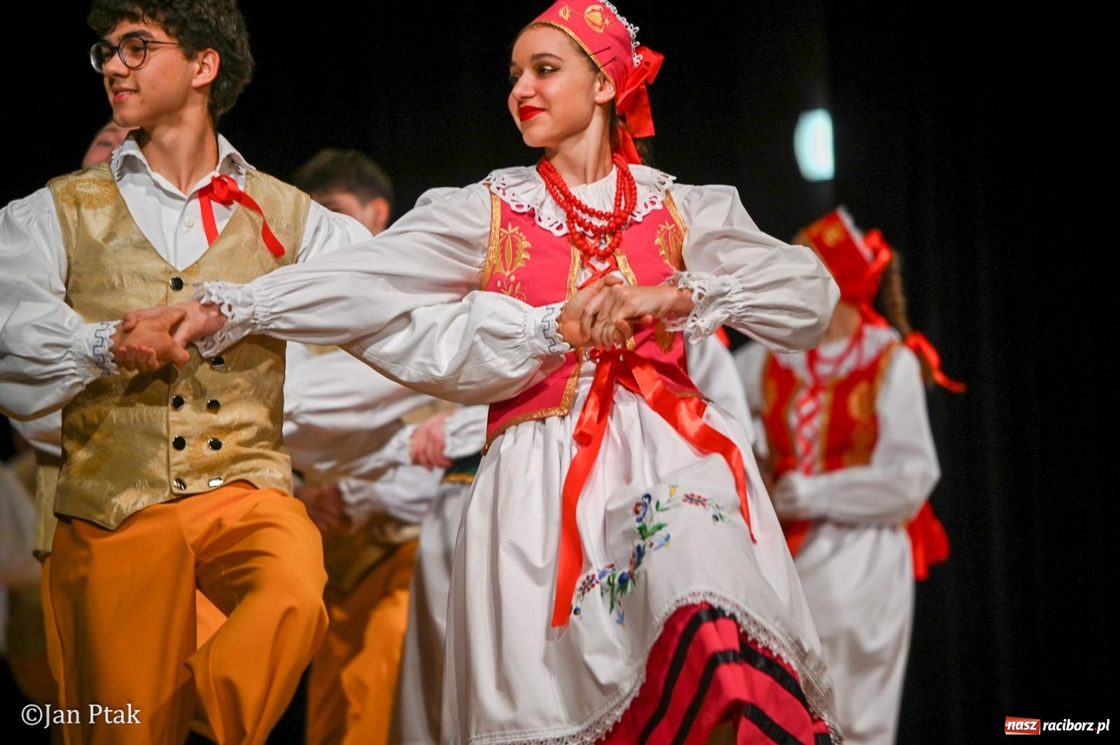 Zdjęcie w galerii na portalu naszraciborz.pl: Taneczna podróż przez siedem regionów Polski na deskach RCK wiadomości z regionu