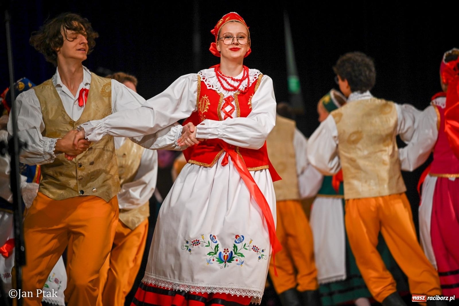 Zdjęcie w galerii na portalu naszraciborz.pl: Taneczna podróż przez siedem regionów Polski na deskach RCK wiadomości z regionu