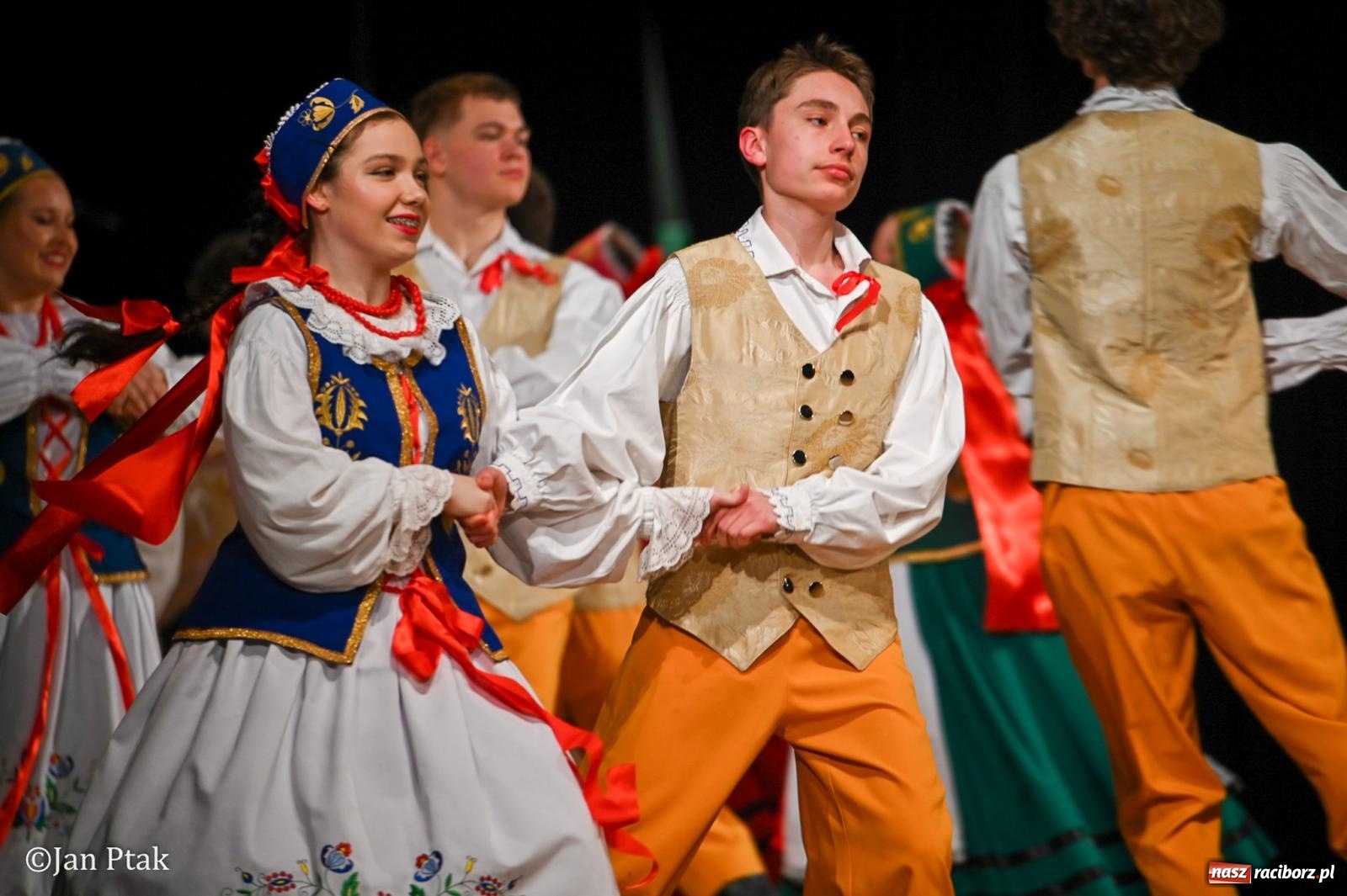Zdjęcie w galerii na portalu naszraciborz.pl: Taneczna podróż przez siedem regionów Polski na deskach RCK wiadomości z regionu