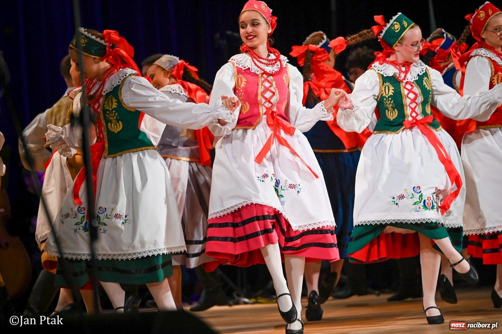 Zdjęcie w galerii na portalu naszraciborz.pl: Taneczna podróż przez siedem regionów Polski na deskach RCK wiadomości z regionu
