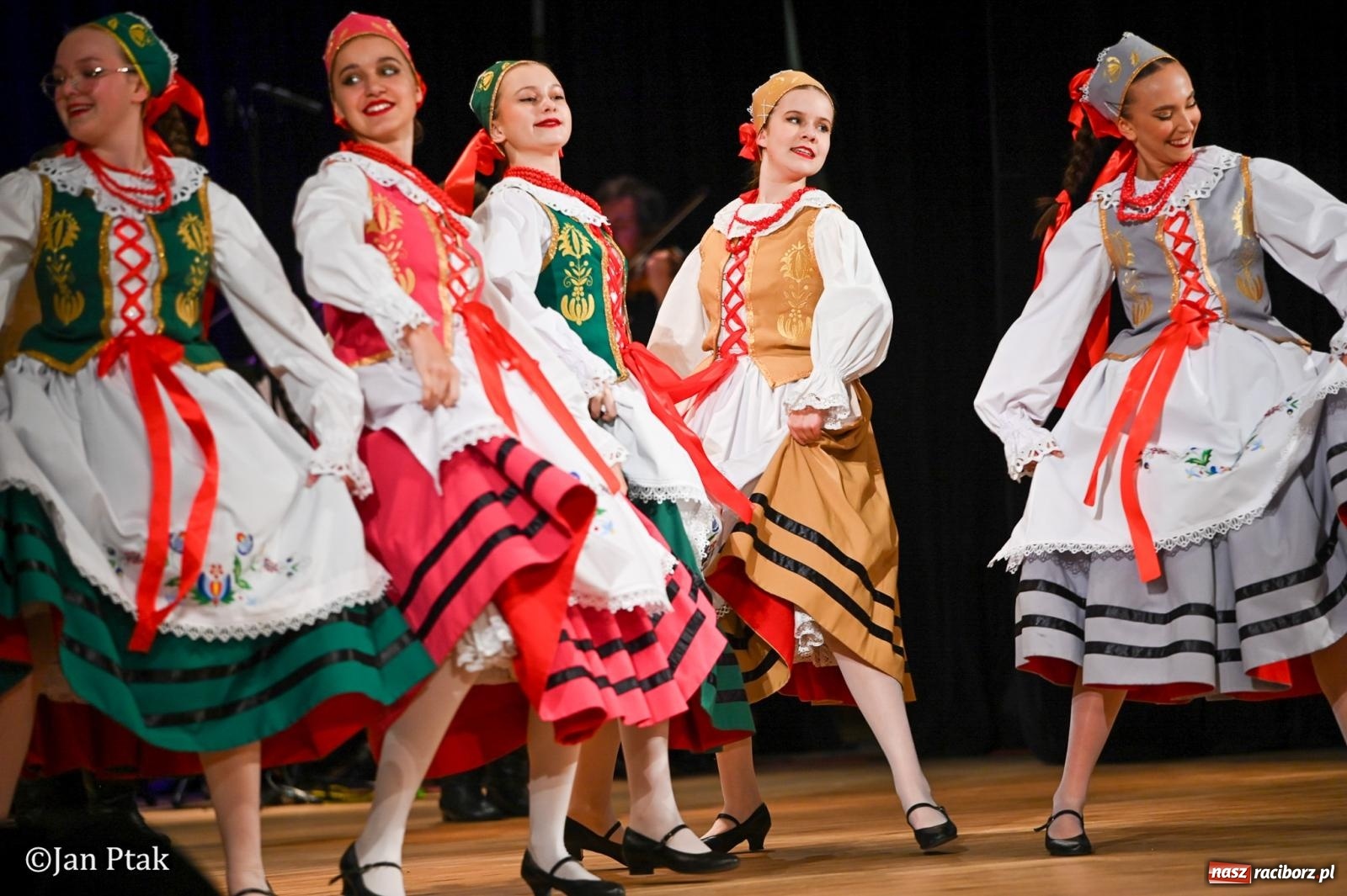 Zdjęcie w galerii na portalu naszraciborz.pl: Taneczna podróż przez siedem regionów Polski na deskach RCK wiadomości z regionu