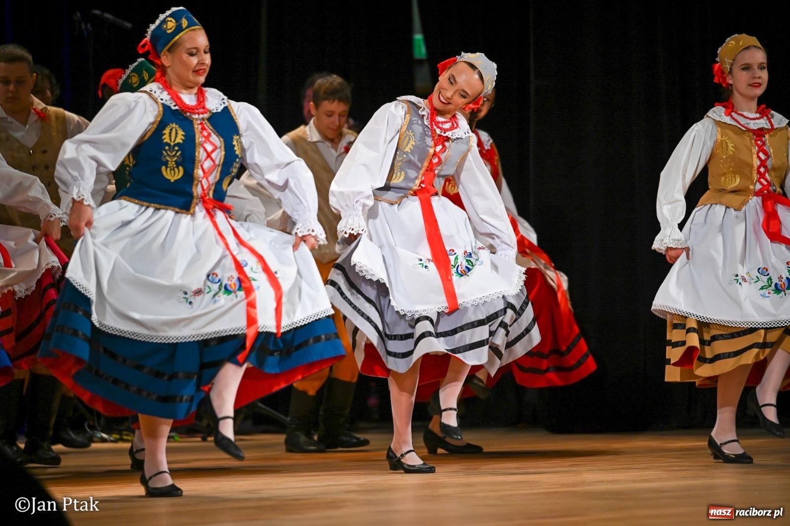 Zdjęcie w galerii na portalu naszraciborz.pl: Taneczna podróż przez siedem regionów Polski na deskach RCK wiadomości z regionu