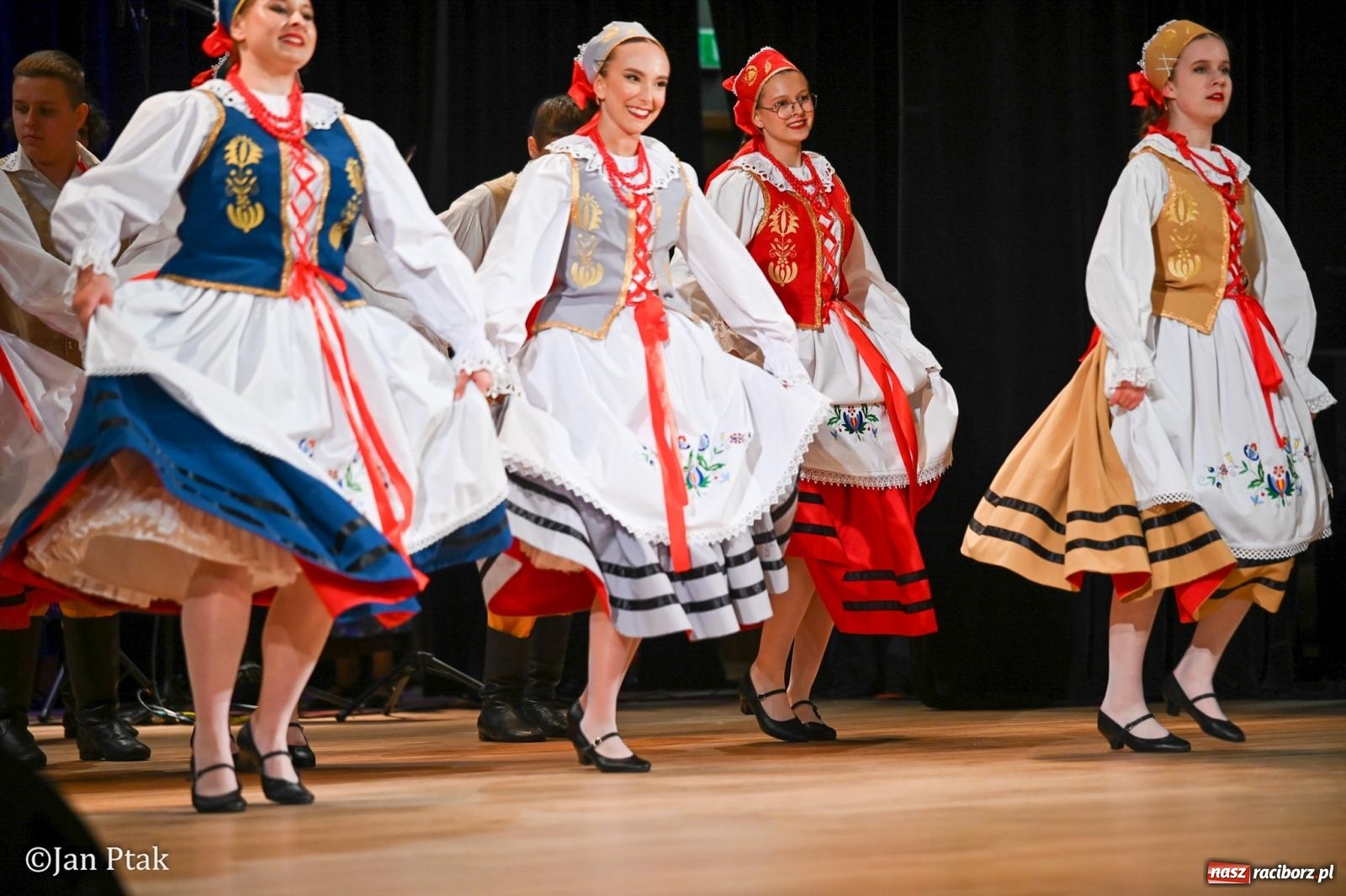 Zdjęcie w galerii na portalu naszraciborz.pl: Taneczna podróż przez siedem regionów Polski na deskach RCK wiadomości z regionu