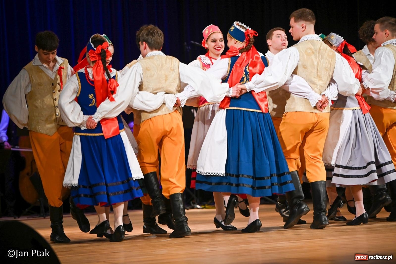 Zdjęcie w galerii na portalu naszraciborz.pl: Taneczna podróż przez siedem regionów Polski na deskach RCK wiadomości z regionu
