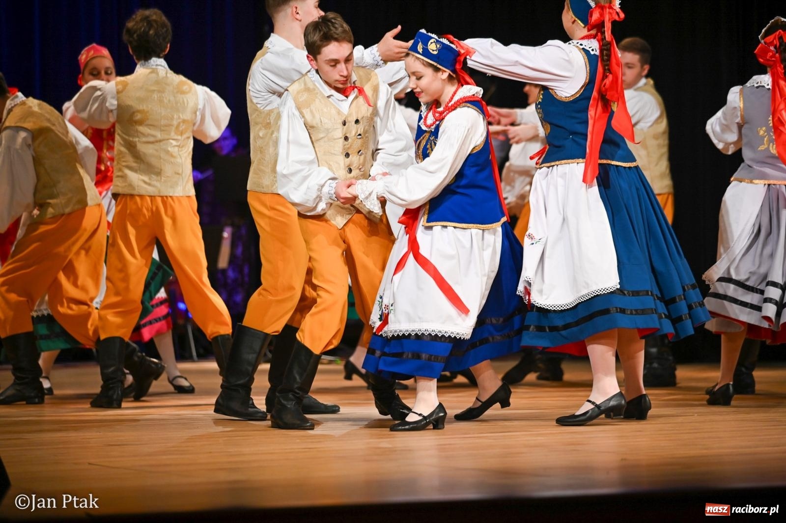 Zdjęcie w galerii na portalu naszraciborz.pl: Taneczna podróż przez siedem regionów Polski na deskach RCK wiadomości z regionu
