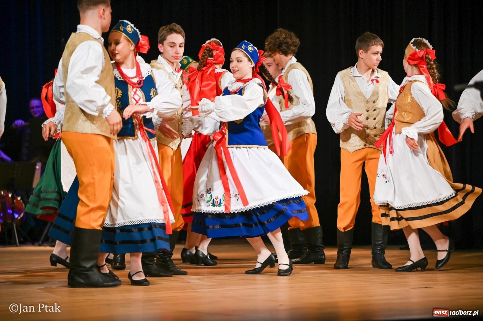 Zdjęcie w galerii na portalu naszraciborz.pl: Taneczna podróż przez siedem regionów Polski na deskach RCK wiadomości z regionu