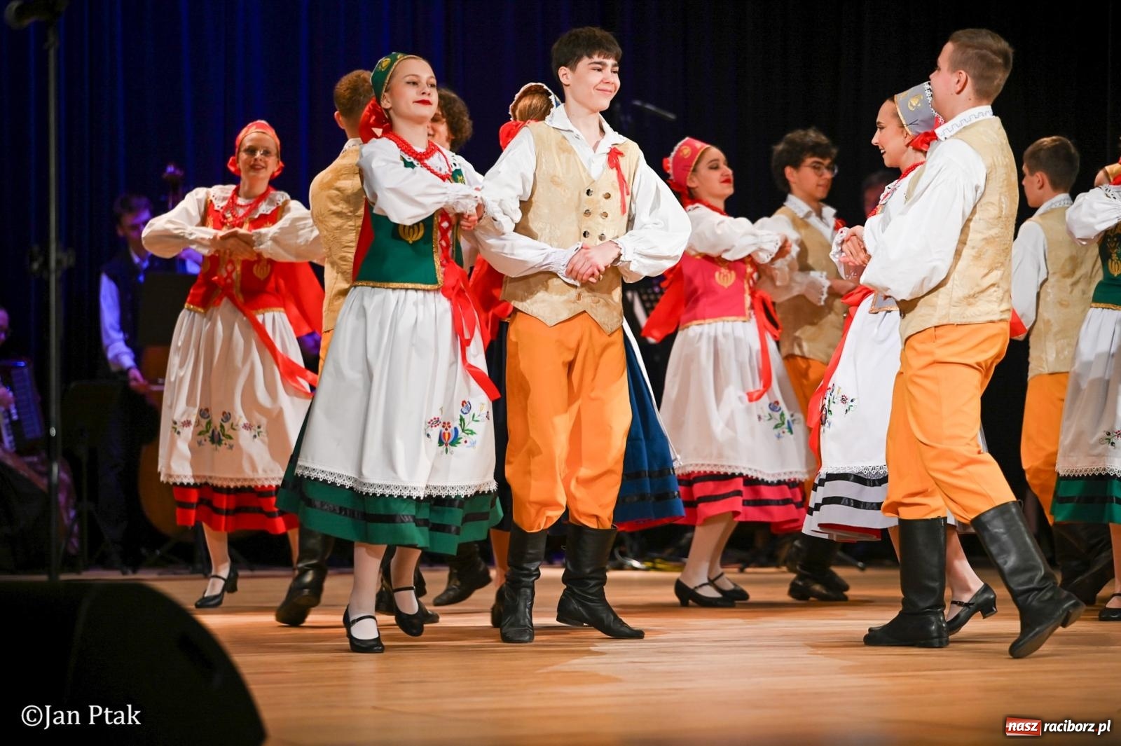 Zdjęcie w galerii na portalu naszraciborz.pl: Taneczna podróż przez siedem regionów Polski na deskach RCK wiadomości z regionu