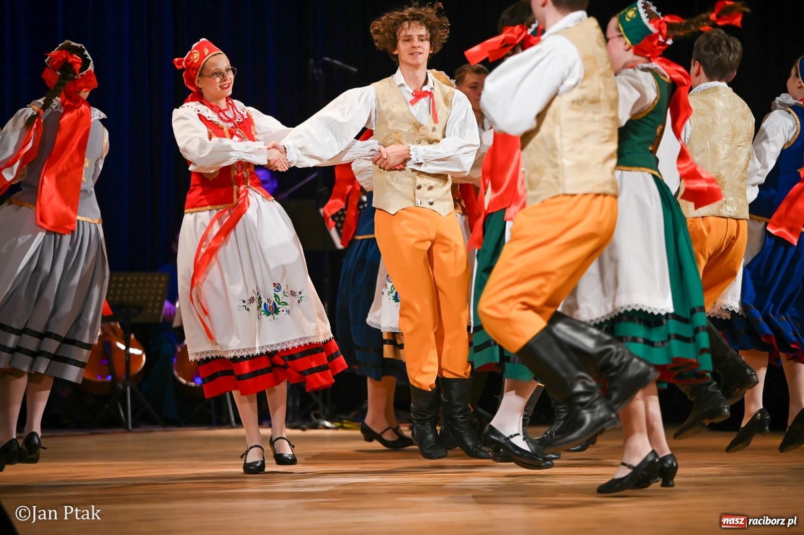 Zdjęcie w galerii na portalu naszraciborz.pl: Taneczna podróż przez siedem regionów Polski na deskach RCK wiadomości z regionu