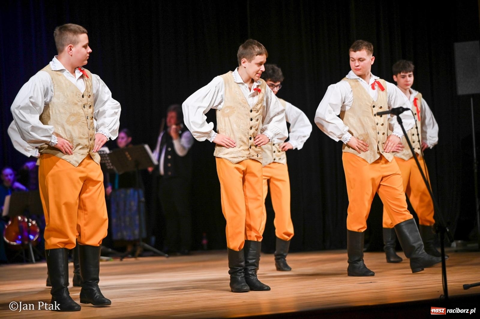 Zdjęcie w galerii na portalu naszraciborz.pl: Taneczna podróż przez siedem regionów Polski na deskach RCK wiadomości z regionu