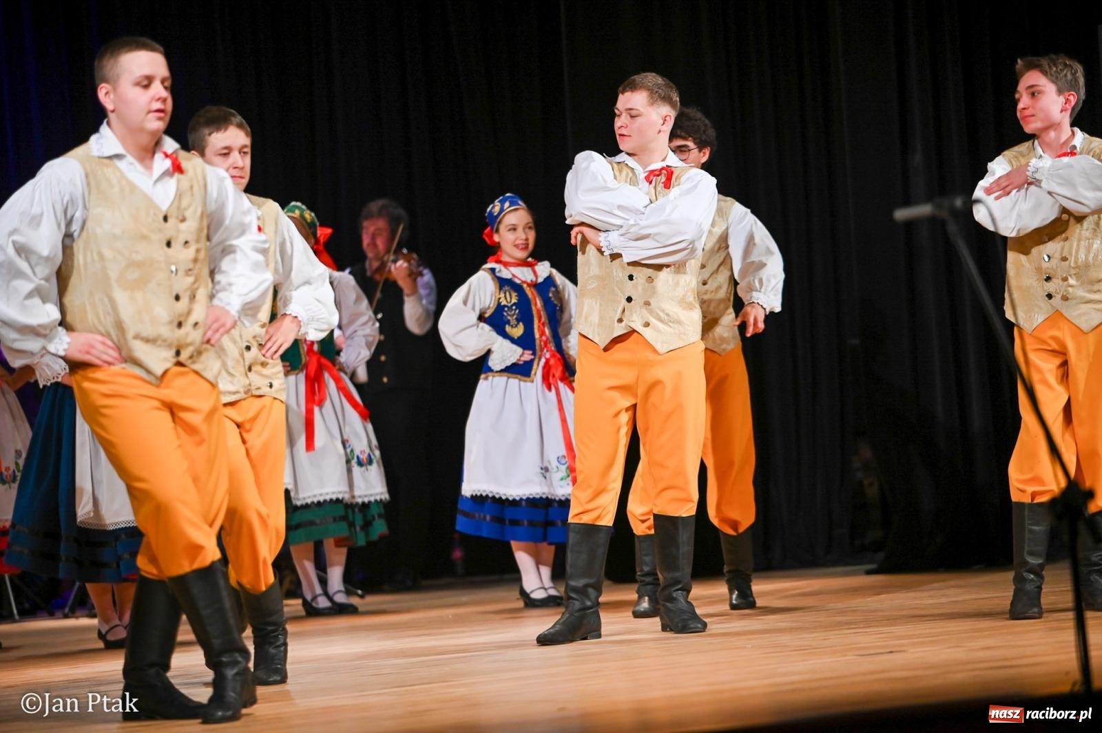 Zdjęcie w galerii na portalu naszraciborz.pl: Taneczna podróż przez siedem regionów Polski na deskach RCK wiadomości z regionu