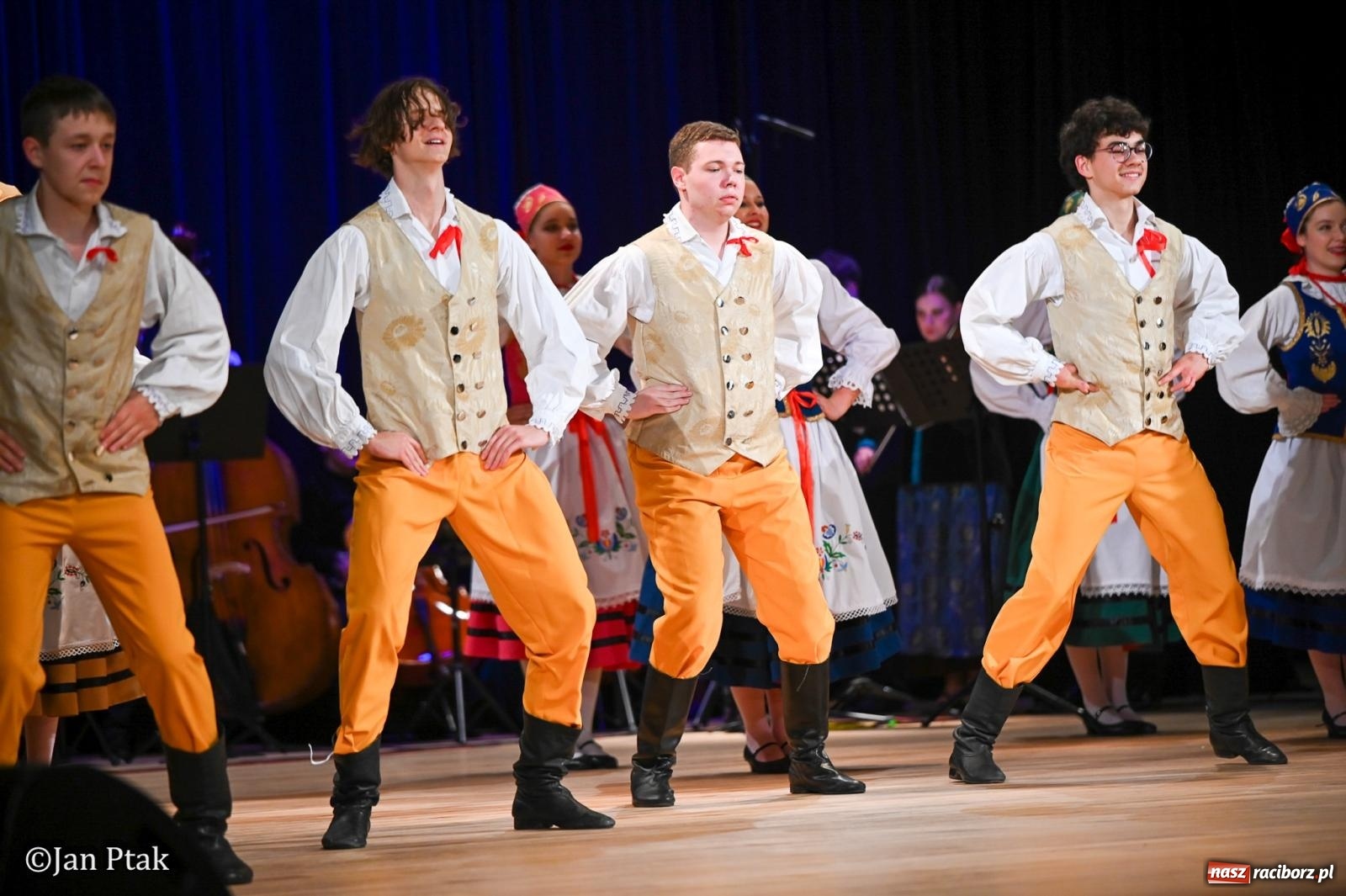 Zdjęcie w galerii na portalu naszraciborz.pl: Taneczna podróż przez siedem regionów Polski na deskach RCK wiadomości z regionu