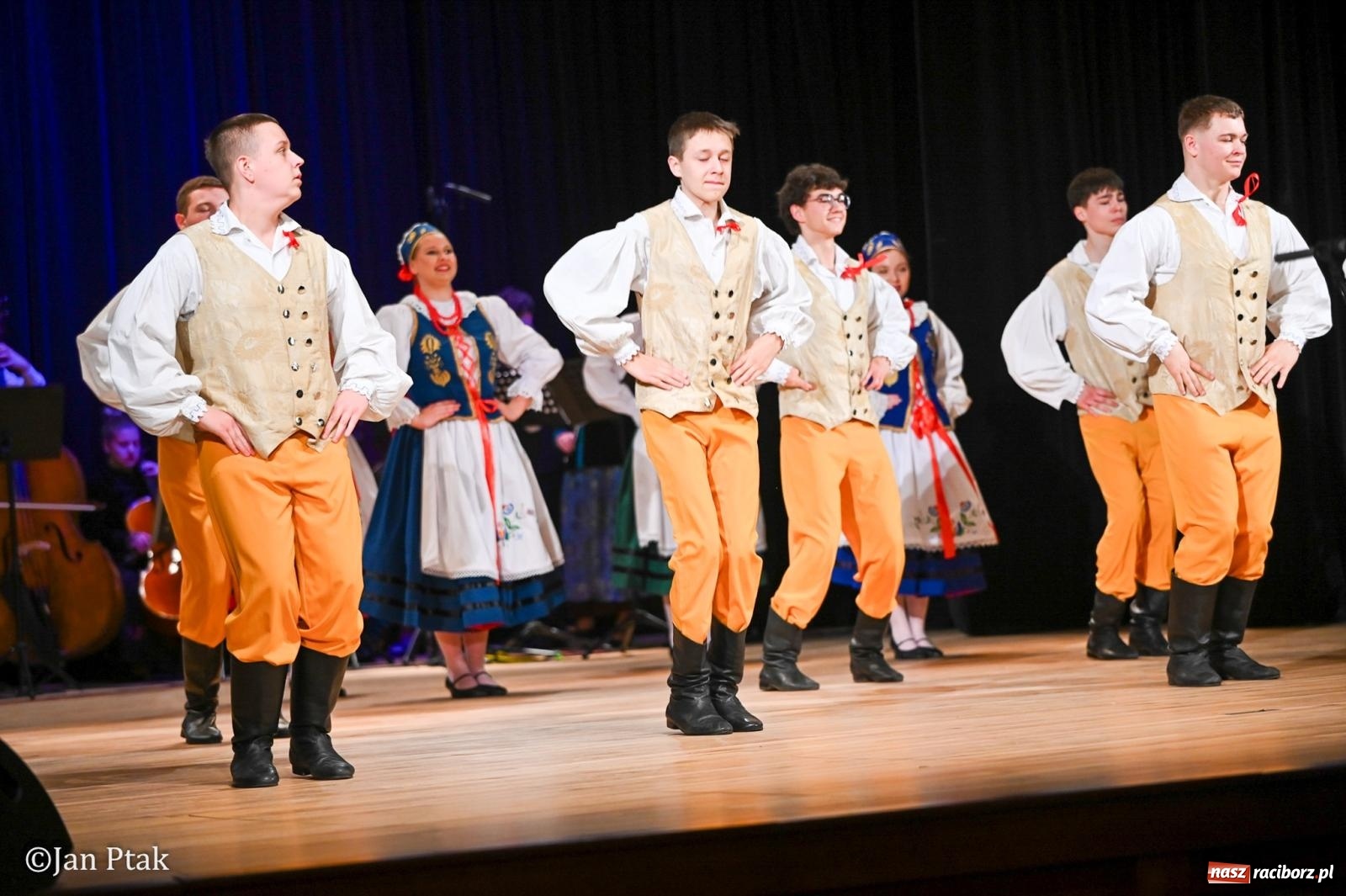 Zdjęcie w galerii na portalu naszraciborz.pl: Taneczna podróż przez siedem regionów Polski na deskach RCK wiadomości z regionu