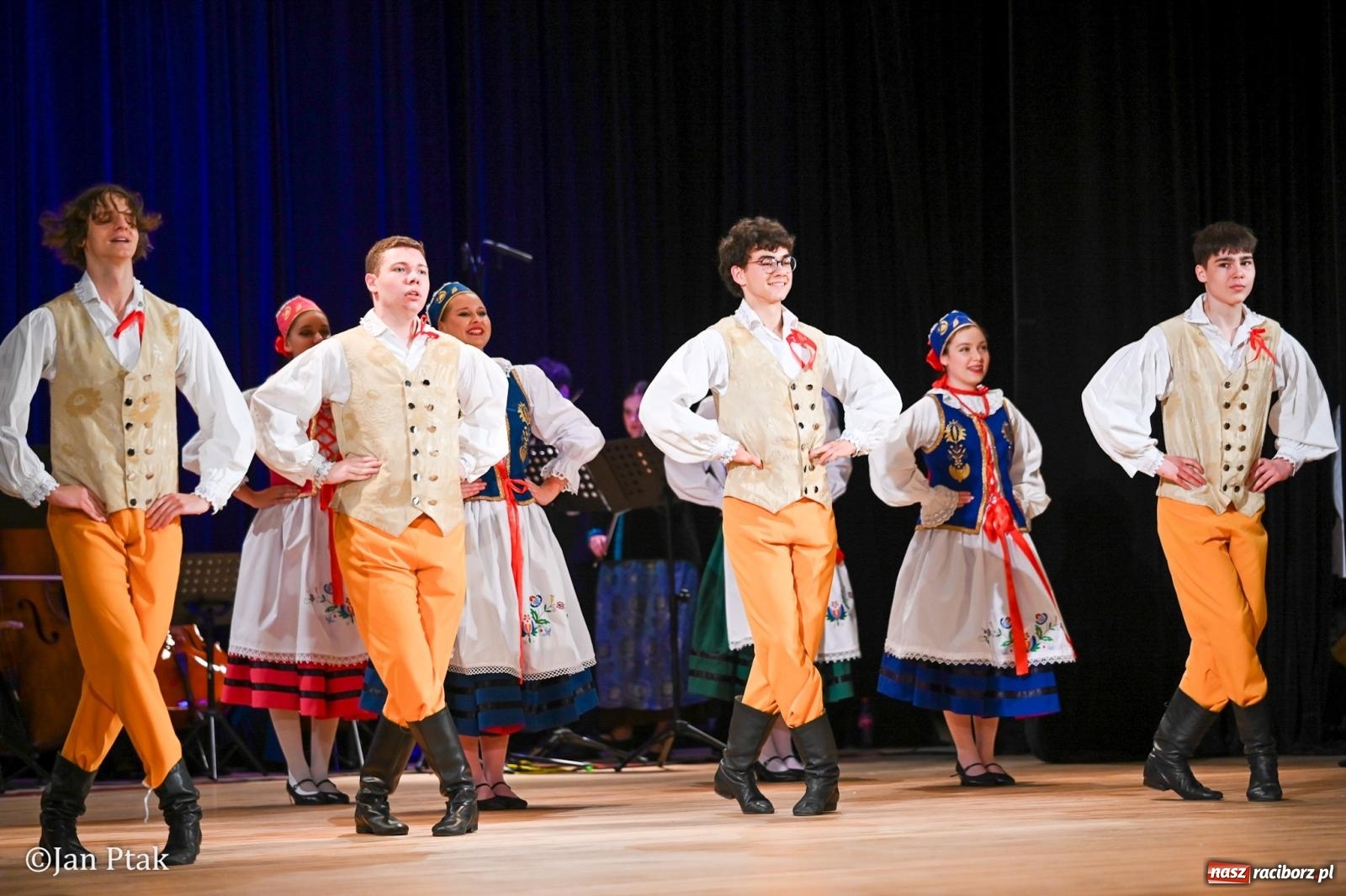 Zdjęcie w galerii na portalu naszraciborz.pl: Taneczna podróż przez siedem regionów Polski na deskach RCK wiadomości z regionu