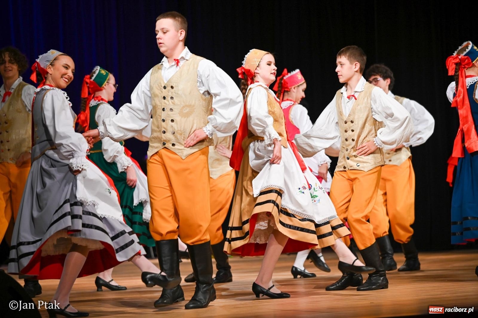 Zdjęcie w galerii na portalu naszraciborz.pl: Taneczna podróż przez siedem regionów Polski na deskach RCK wiadomości z regionu