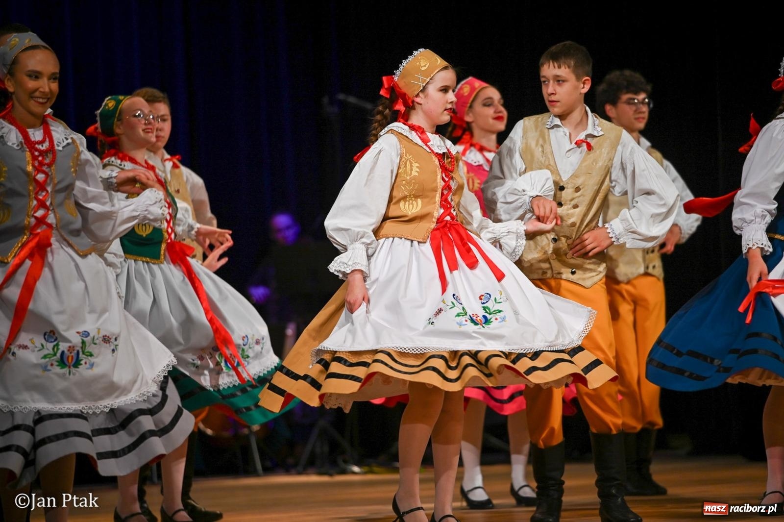 Zdjęcie w galerii na portalu naszraciborz.pl: Taneczna podróż przez siedem regionów Polski na deskach RCK wiadomości z regionu