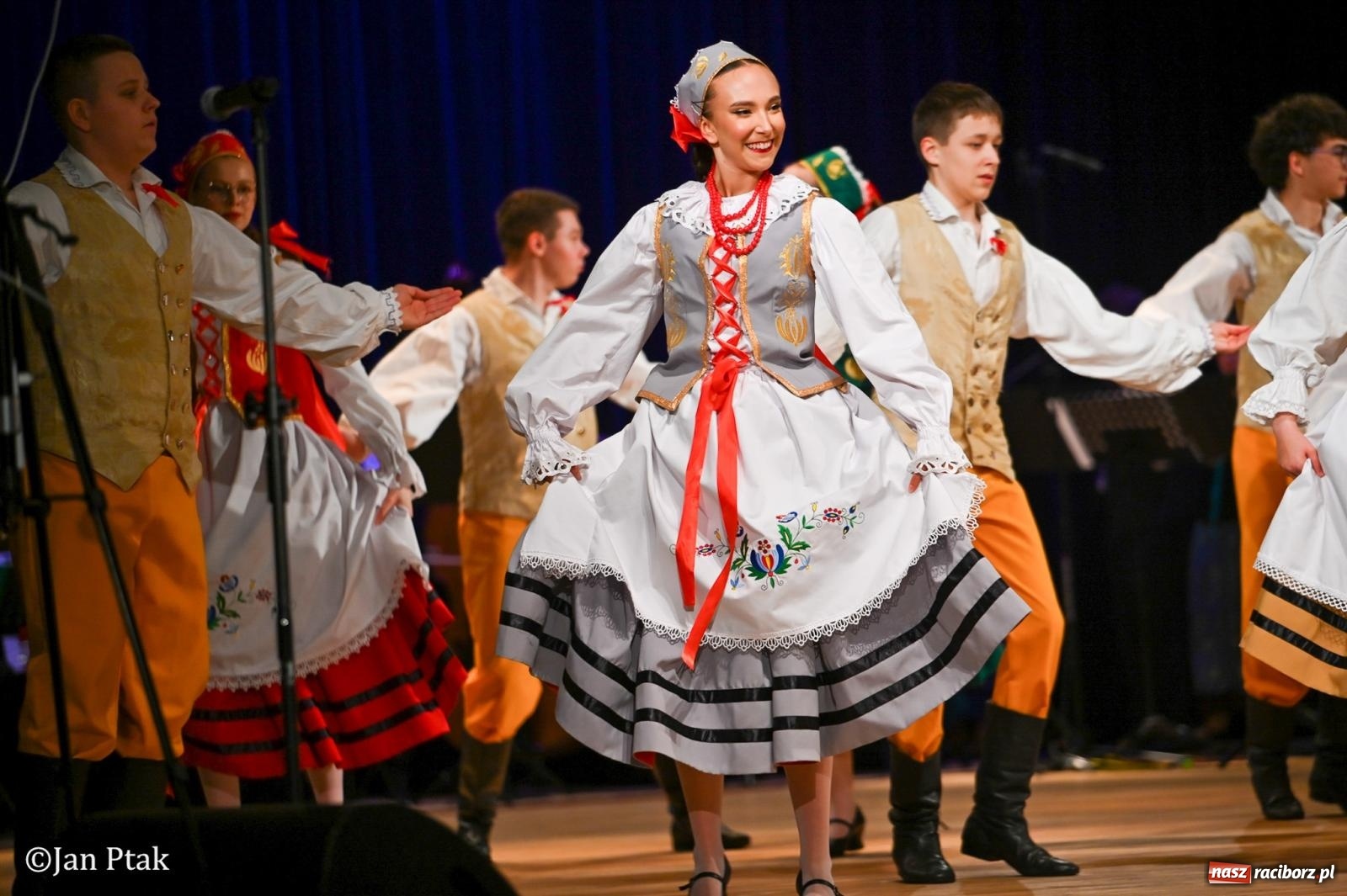 Zdjęcie w galerii na portalu naszraciborz.pl: Taneczna podróż przez siedem regionów Polski na deskach RCK wiadomości z regionu
