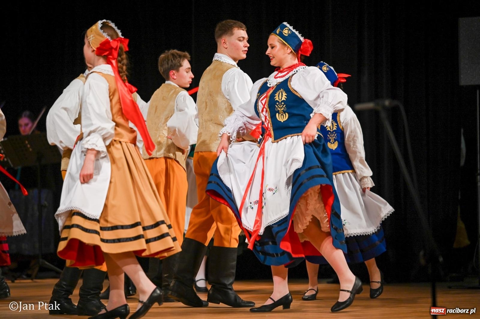 Zdjęcie w galerii na portalu naszraciborz.pl: Taneczna podróż przez siedem regionów Polski na deskach RCK wiadomości z regionu