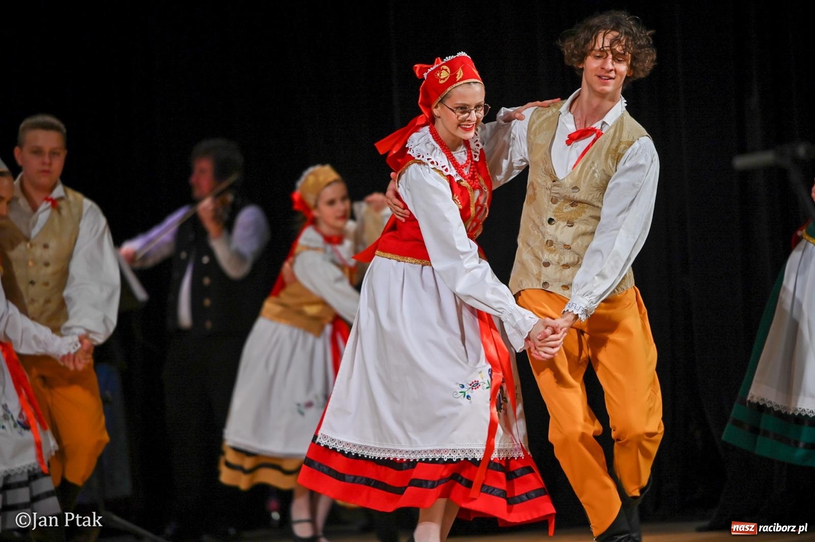 Zdjęcie w galerii na portalu naszraciborz.pl: Taneczna podróż przez siedem regionów Polski na deskach RCK wiadomości z regionu