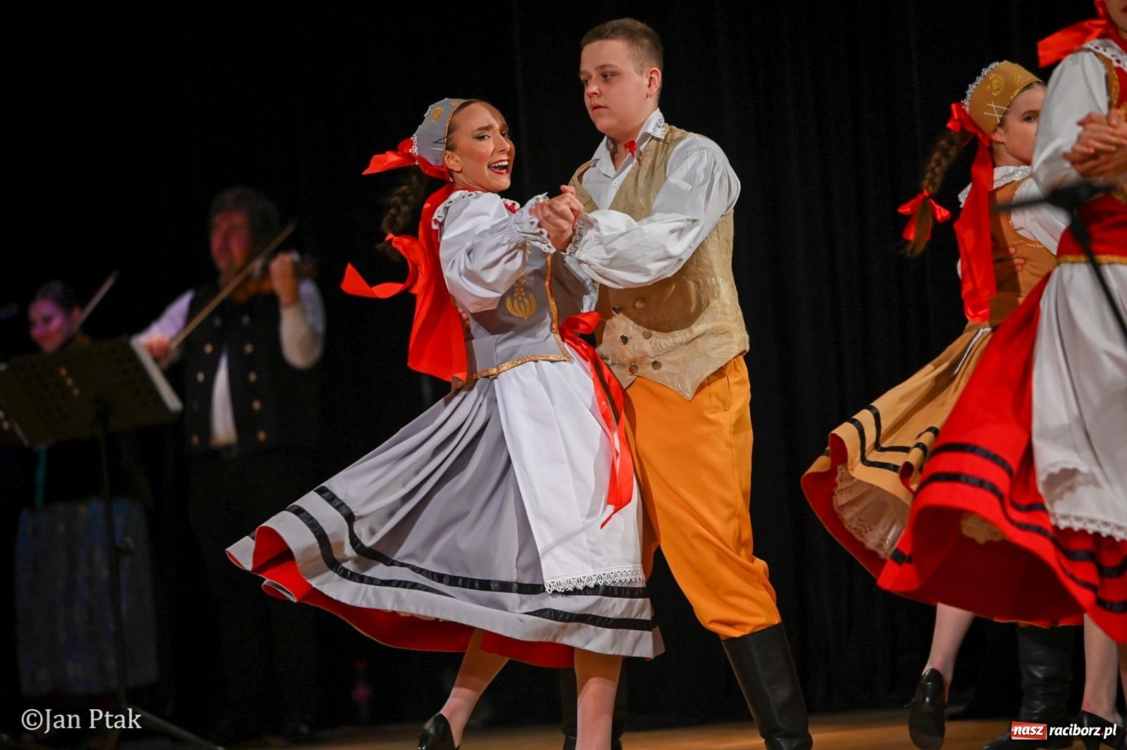 Zdjęcie w galerii na portalu naszraciborz.pl: Taneczna podróż przez siedem regionów Polski na deskach RCK wiadomości z regionu