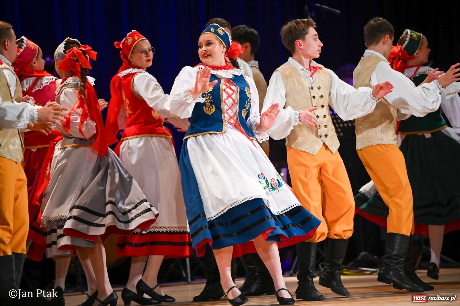Zdjęcie w galerii na portalu naszraciborz.pl: Taneczna podróż przez siedem regionów Polski na deskach RCK wiadomości z regionu