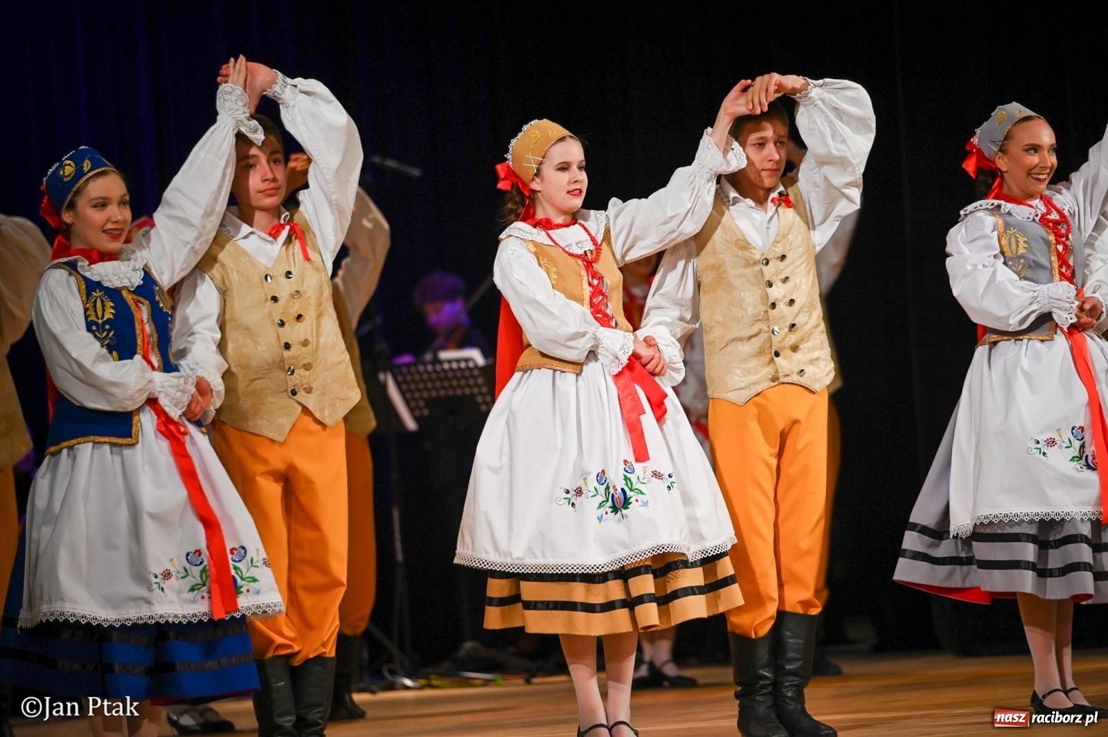 Zdjęcie w galerii na portalu naszraciborz.pl: Taneczna podróż przez siedem regionów Polski na deskach RCK wiadomości z regionu