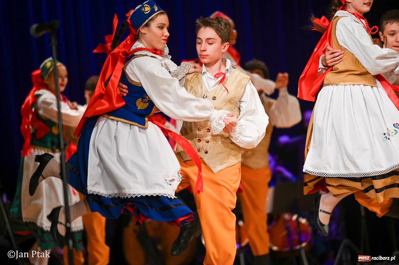 Zdjęcie w galerii na portalu naszraciborz.pl: Taneczna podróż przez siedem regionów Polski na deskach RCK wiadomości z regionu