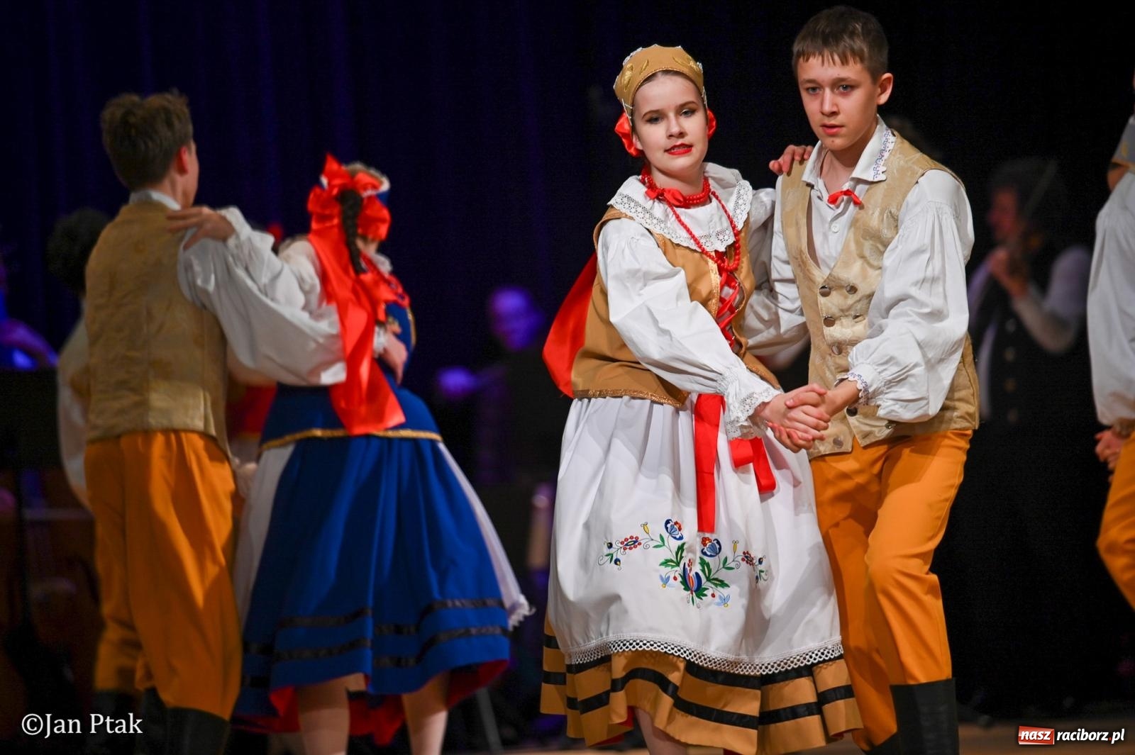 Zdjęcie w galerii na portalu naszraciborz.pl: Taneczna podróż przez siedem regionów Polski na deskach RCK wiadomości z regionu