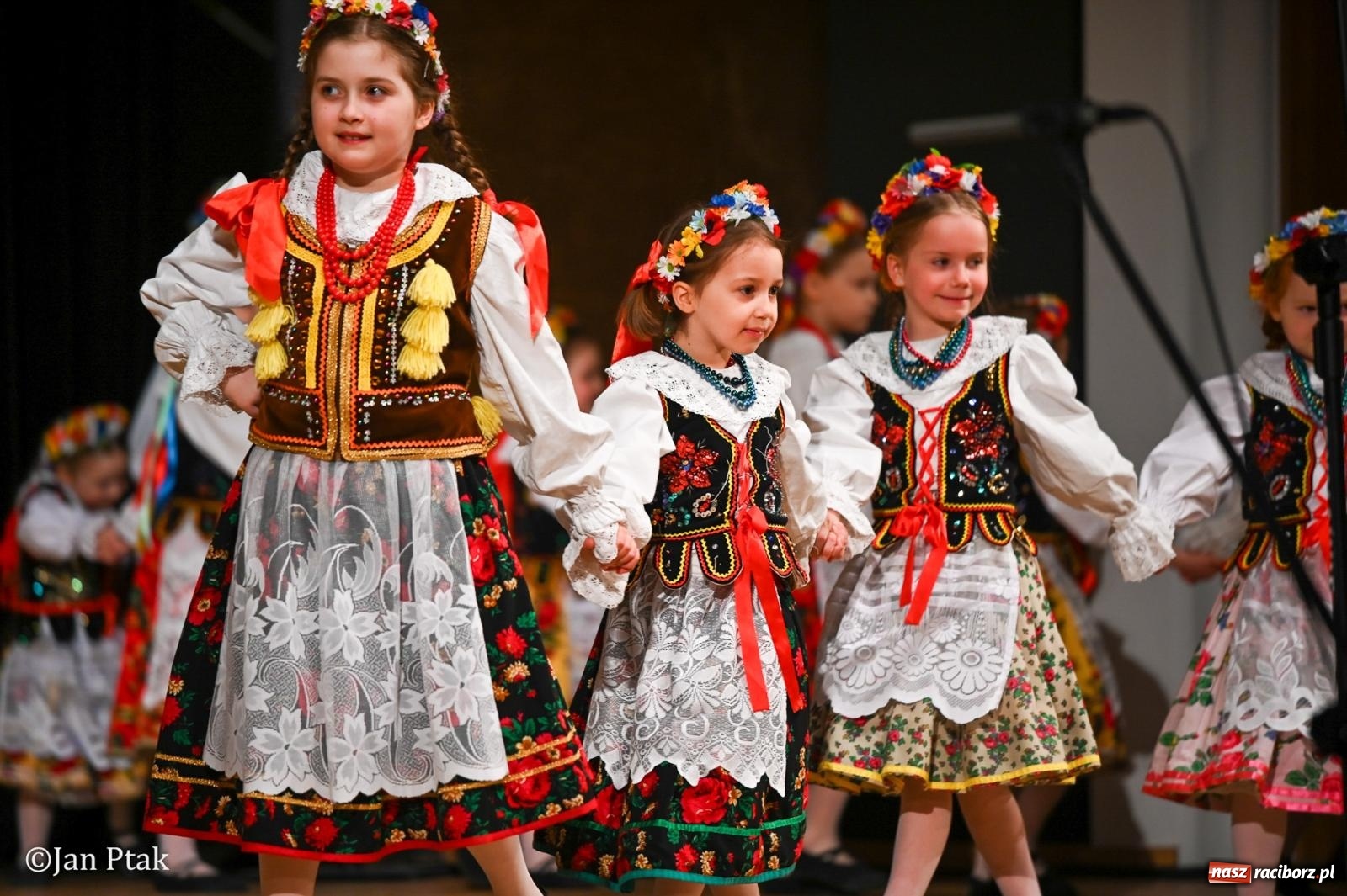 Zdjęcie w galerii na portalu naszraciborz.pl: Taneczna podróż przez siedem regionów Polski na deskach RCK wiadomości z regionu