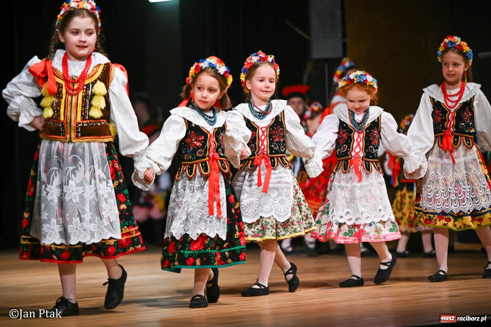 Zdjęcie w galerii na portalu naszraciborz.pl: Taneczna podróż przez siedem regionów Polski na deskach RCK wiadomości z regionu