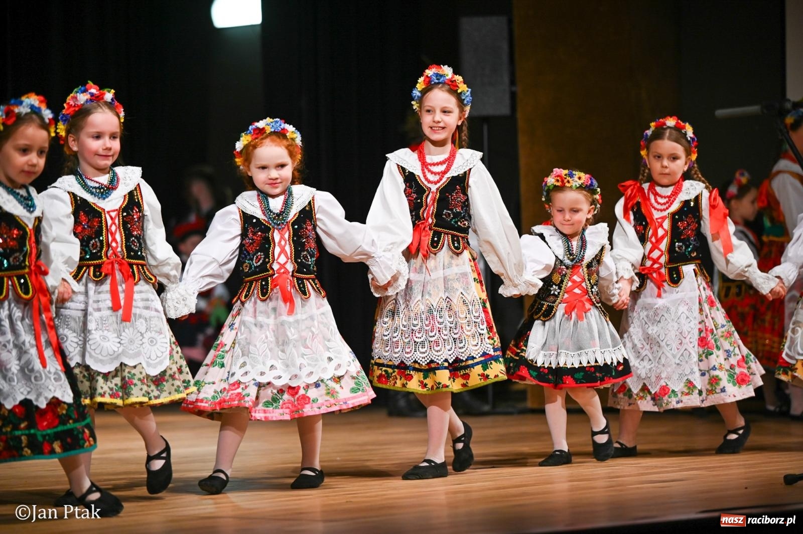 Zdjęcie w galerii na portalu naszraciborz.pl: Taneczna podróż przez siedem regionów Polski na deskach RCK wiadomości z regionu