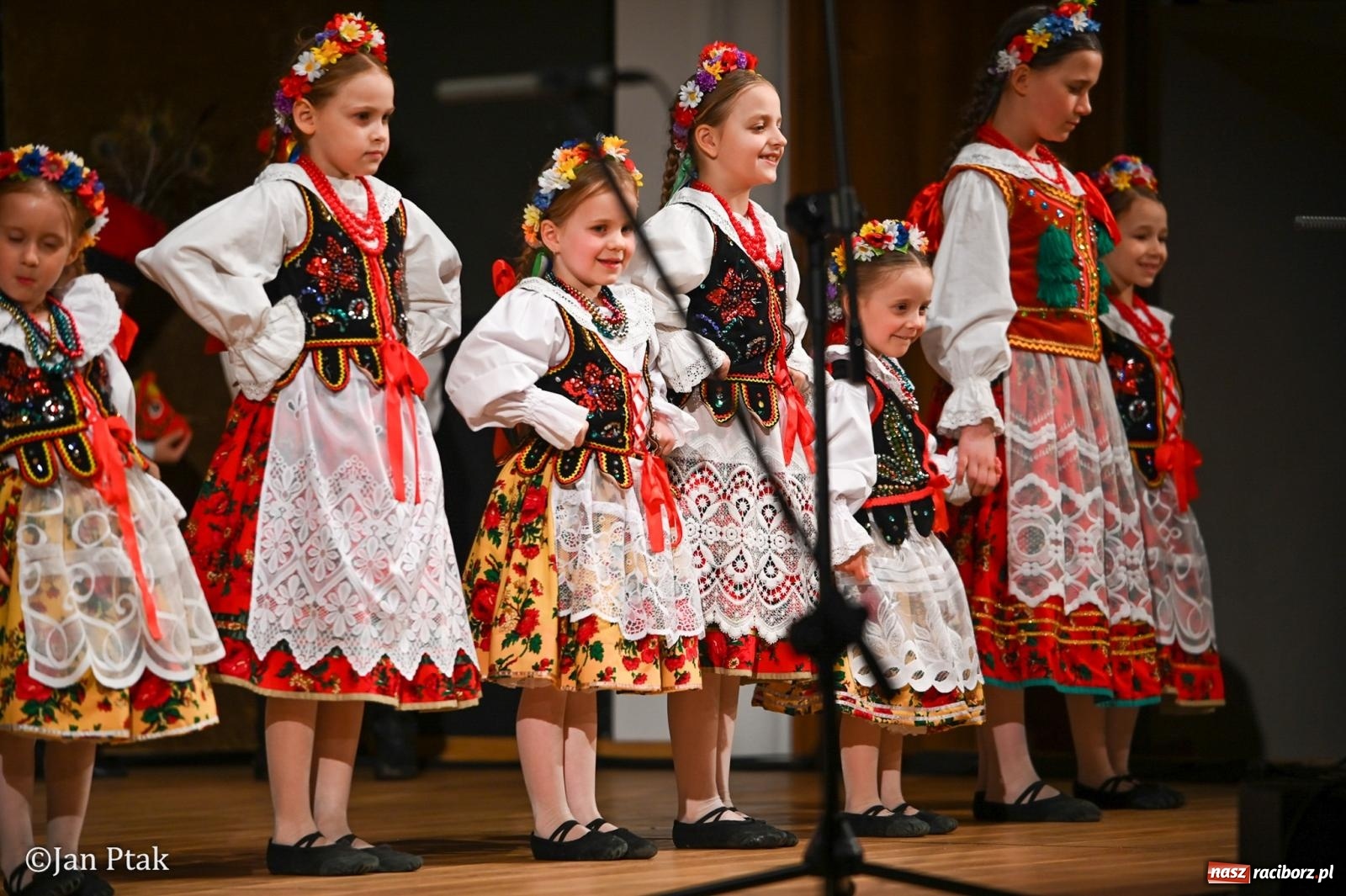 Zdjęcie w galerii na portalu naszraciborz.pl: Taneczna podróż przez siedem regionów Polski na deskach RCK wiadomości z regionu