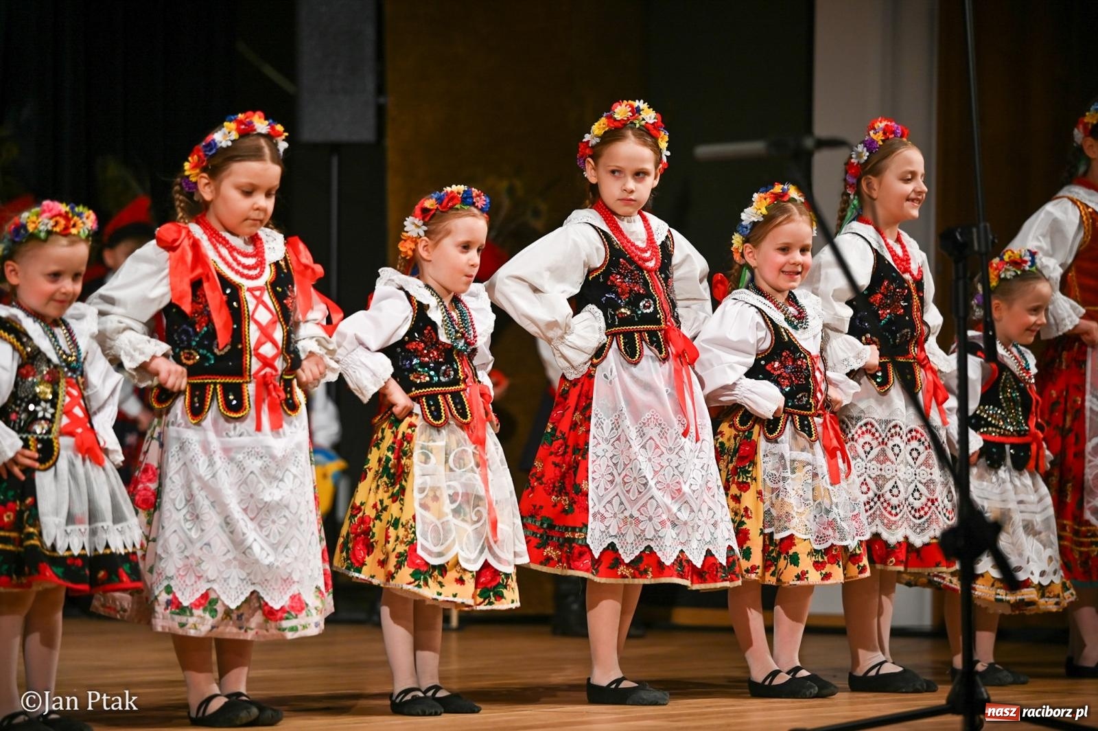 Zdjęcie w galerii na portalu naszraciborz.pl: Taneczna podróż przez siedem regionów Polski na deskach RCK wiadomości z regionu