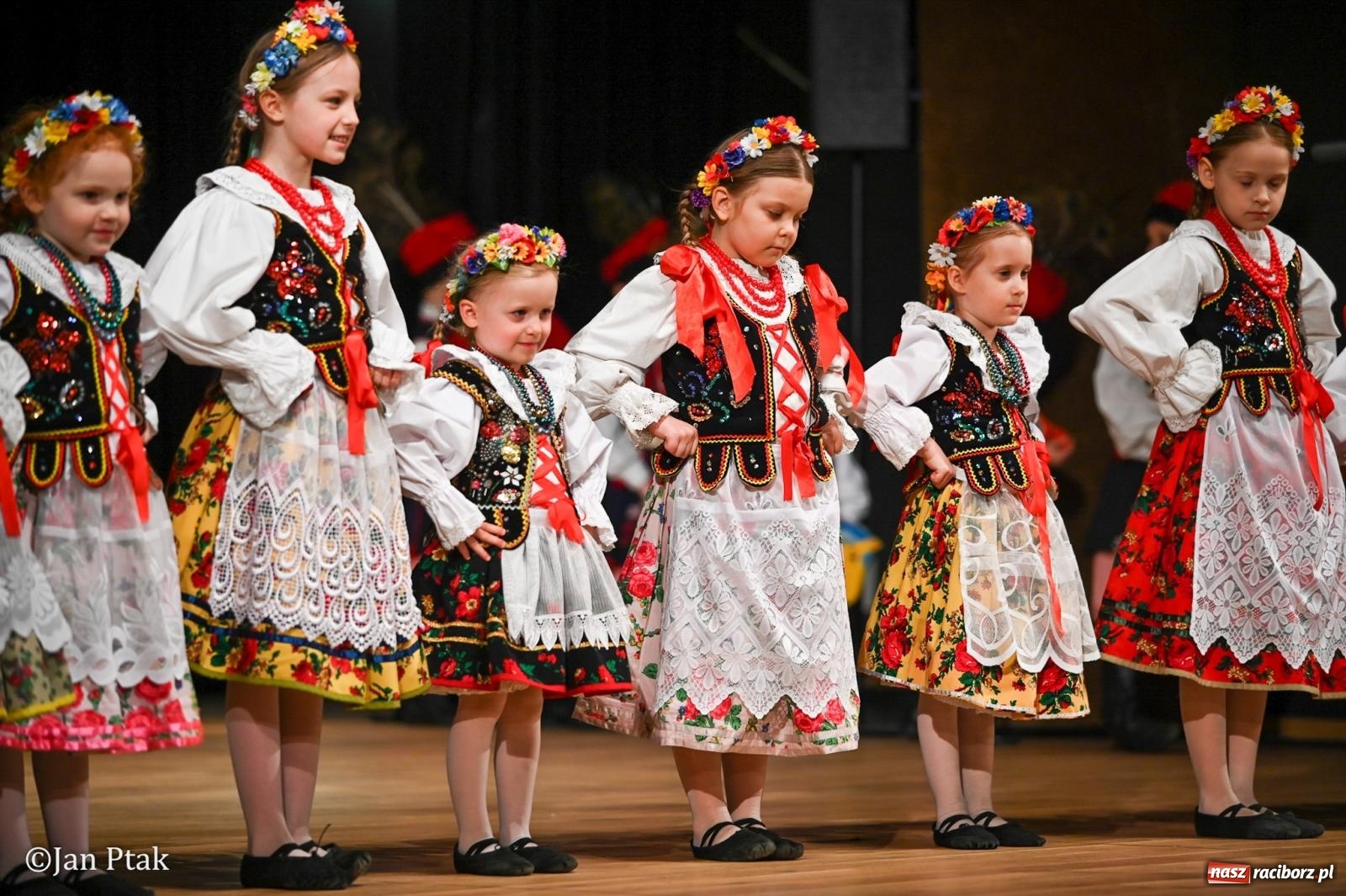 Zdjęcie w galerii na portalu naszraciborz.pl: Taneczna podróż przez siedem regionów Polski na deskach RCK wiadomości z regionu