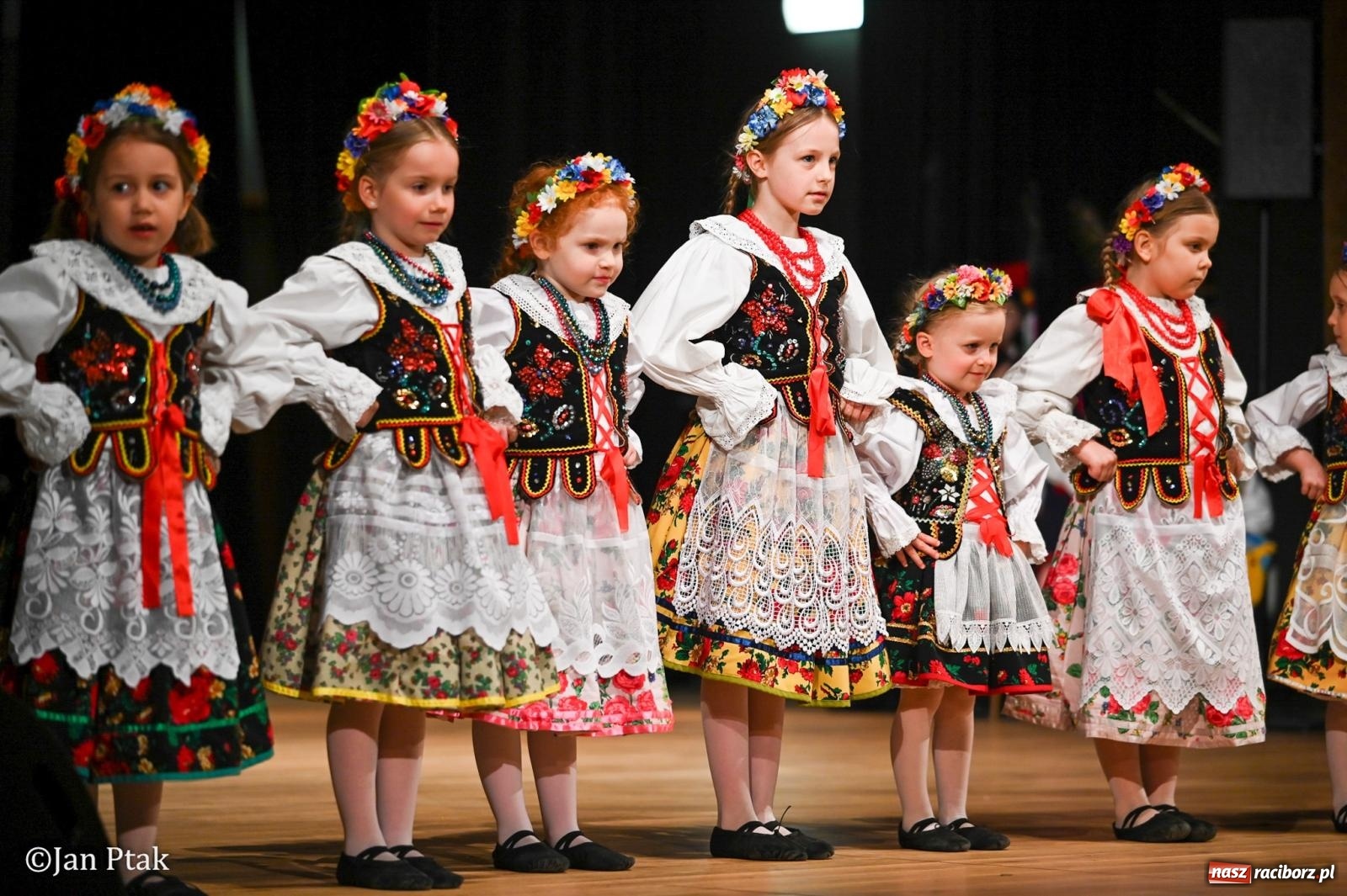 Zdjęcie w galerii na portalu naszraciborz.pl: Taneczna podróż przez siedem regionów Polski na deskach RCK wiadomości z regionu
