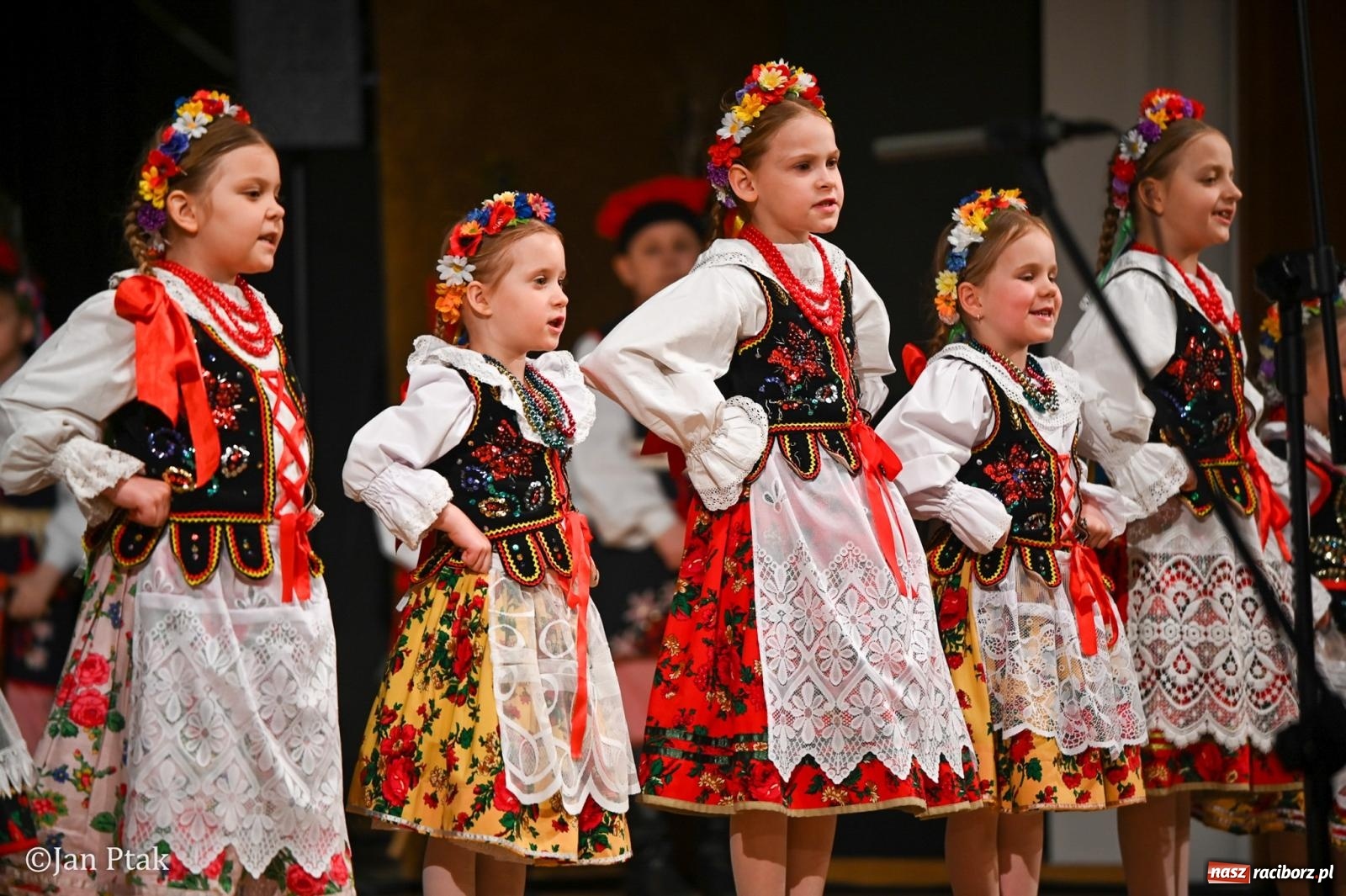 Zdjęcie w galerii na portalu naszraciborz.pl: Taneczna podróż przez siedem regionów Polski na deskach RCK wiadomości z regionu