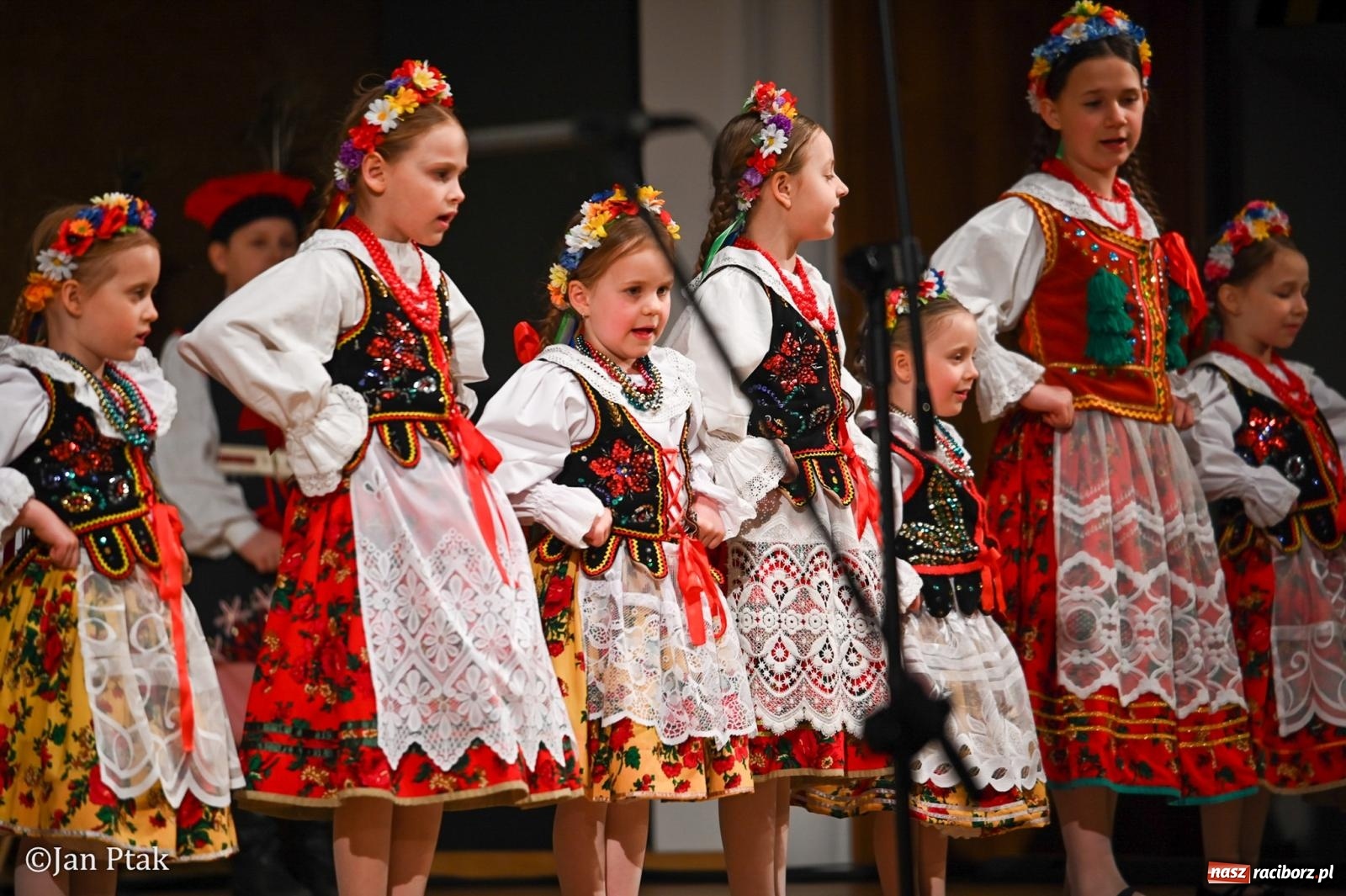 Zdjęcie w galerii na portalu naszraciborz.pl: Taneczna podróż przez siedem regionów Polski na deskach RCK wiadomości z regionu