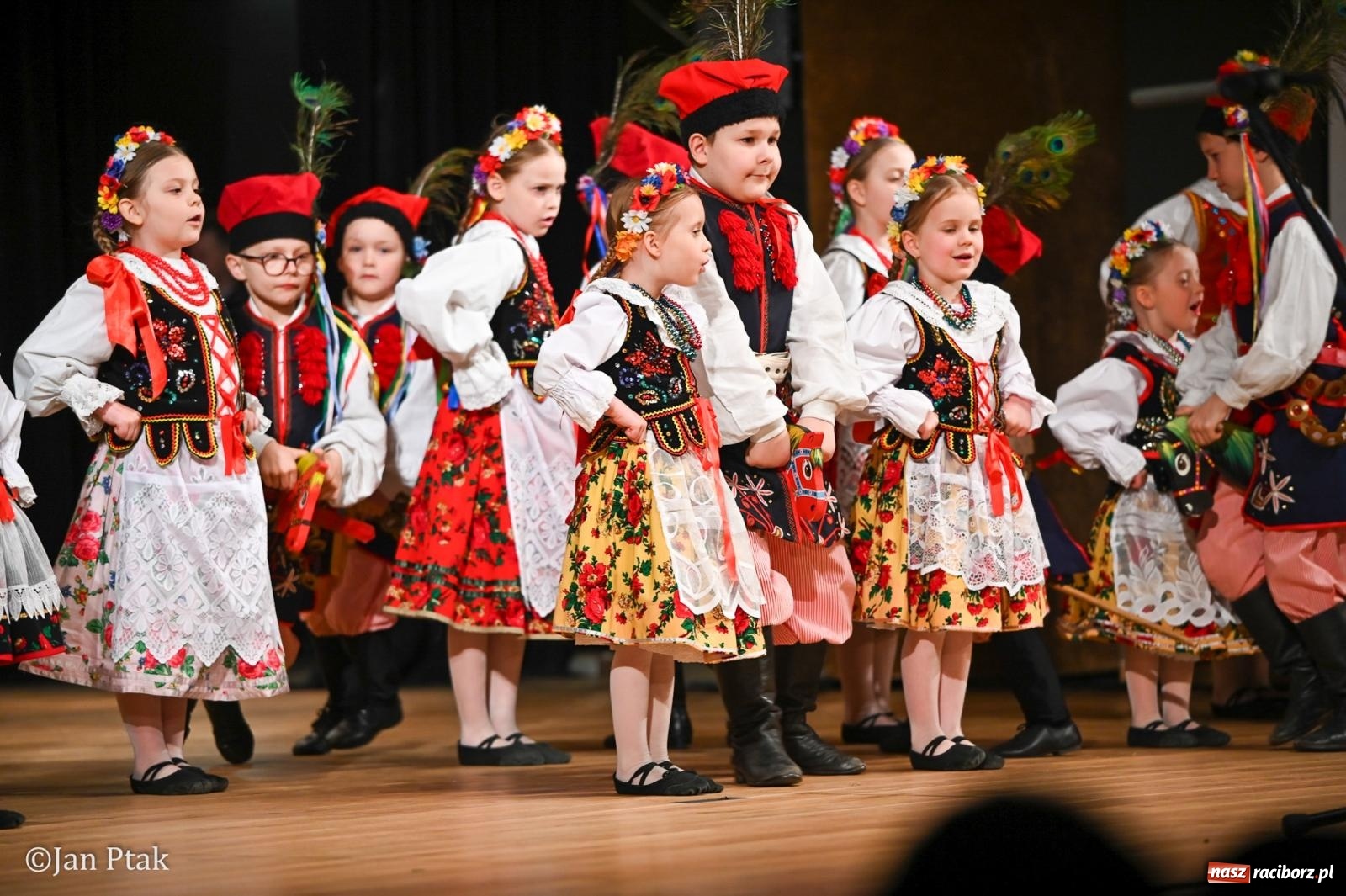 Zdjęcie w galerii na portalu naszraciborz.pl: Taneczna podróż przez siedem regionów Polski na deskach RCK wiadomości z regionu